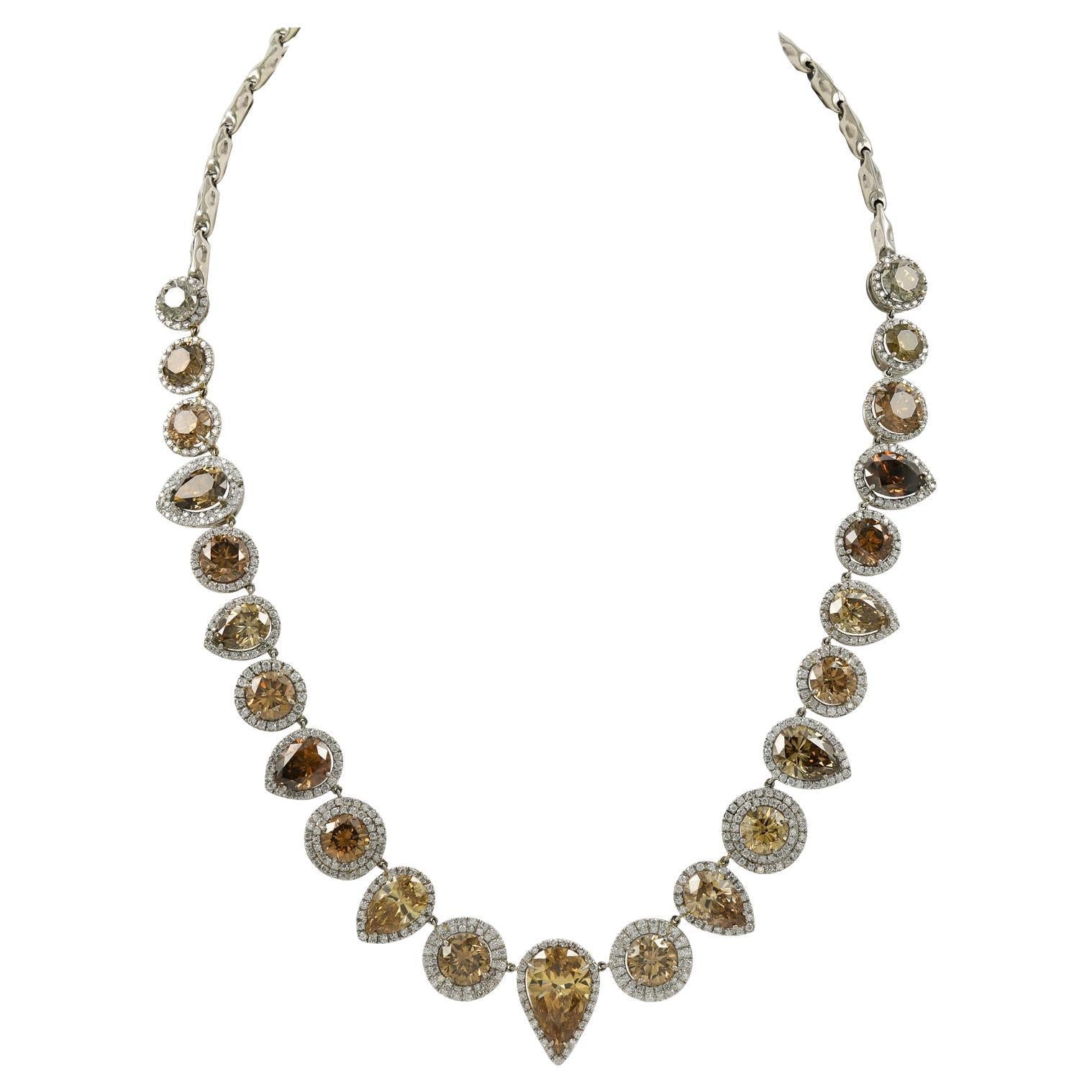 Collar de diamantes amarillos marrones de 60,27 quilates