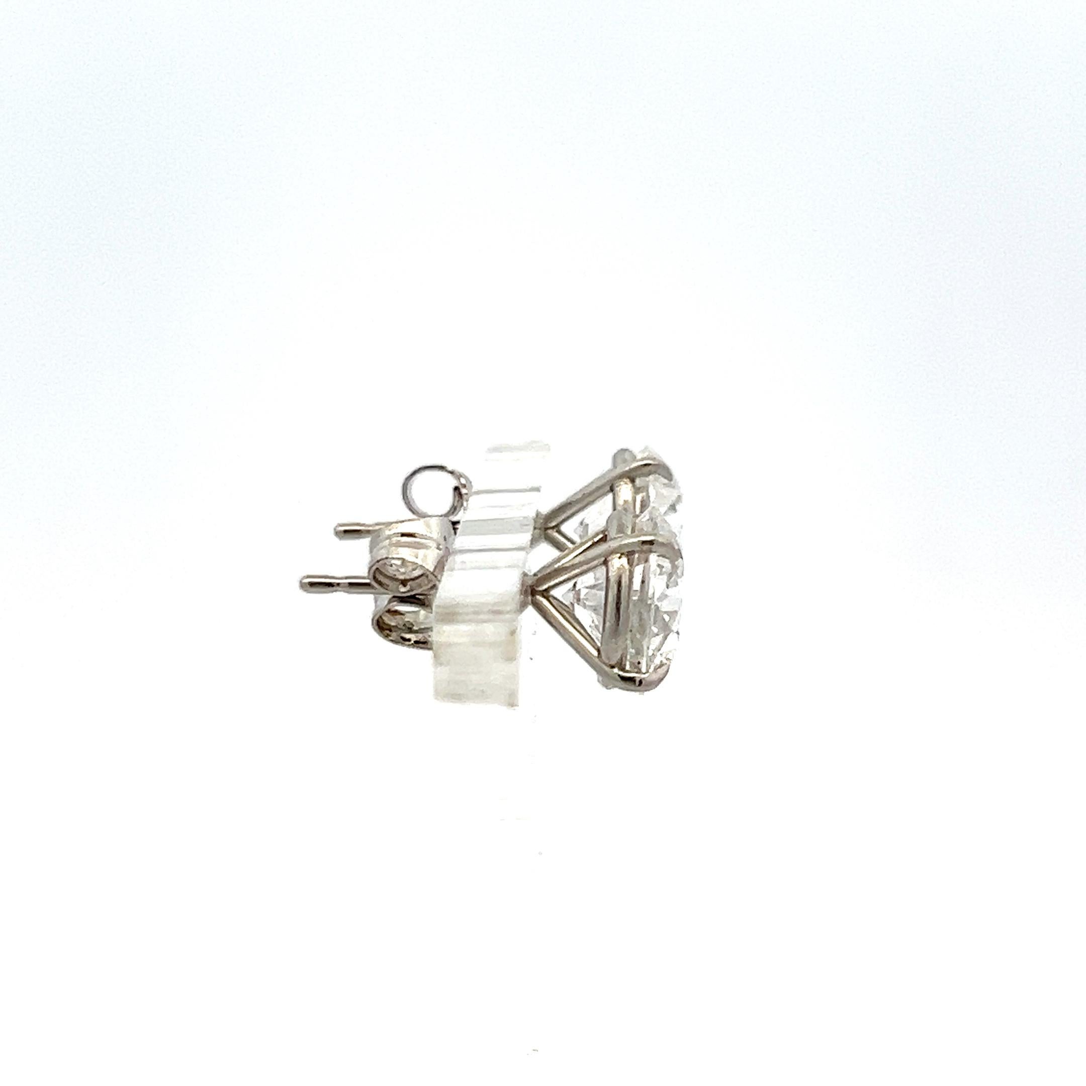 Titolo:
Uno squisito paio di orecchini con diamanti per un totale di 6,02 carati, sapientemente realizzati in lussuoso oro bianco da 18 carati. Ogni orecchino sfoggia un diamante tondo brillante da 3,01 carati, classificato di colore D e purezza SI1