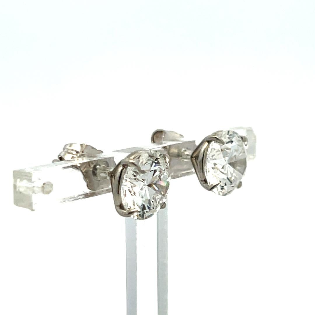 Orecchini con diamante brillante rotondo 6,02ct D SI1 in oro bianco 18 carati (GIA) in vendita 2