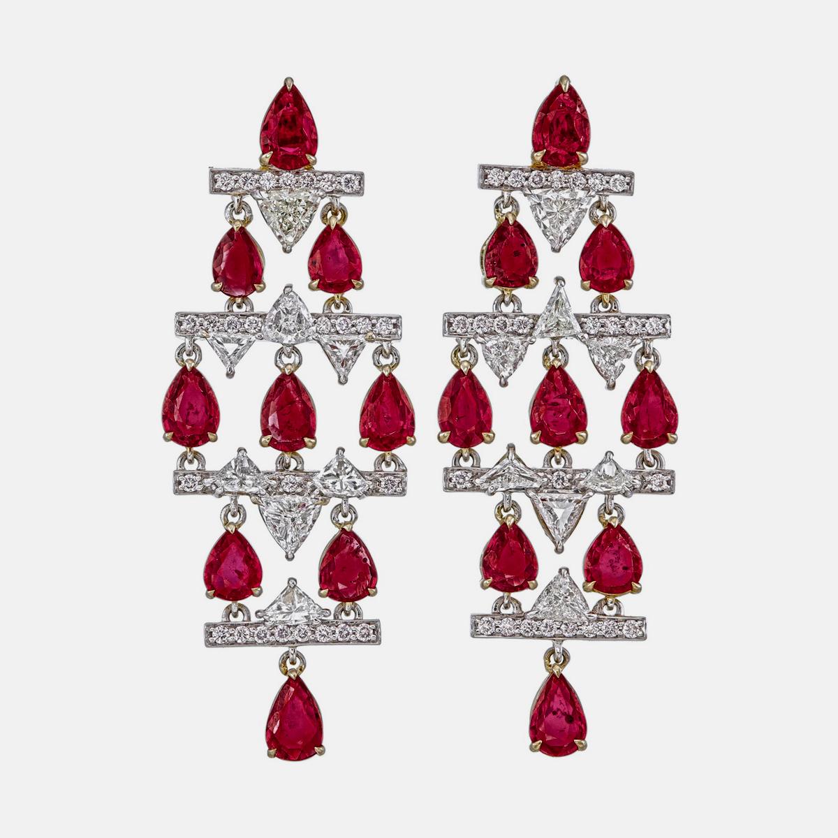 Gli eleganti orecchini con rubino birmano e diamanti di REWA jewels sono realizzati a mano in oro bianco 18 carati.

Ha 18 pezzi di rubini Burma No Heat a forma di pera del peso di 6,03 carati circa.

Tempestato da 16 diamanti taglio fantasia a