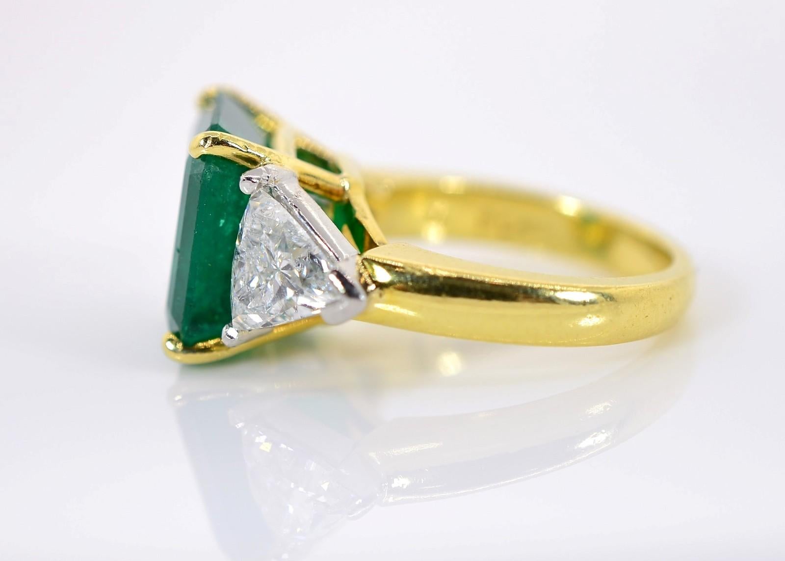 Emerald Cut 6.03 Carat Colombian Emerald Diamond Gold Ring For Sale
