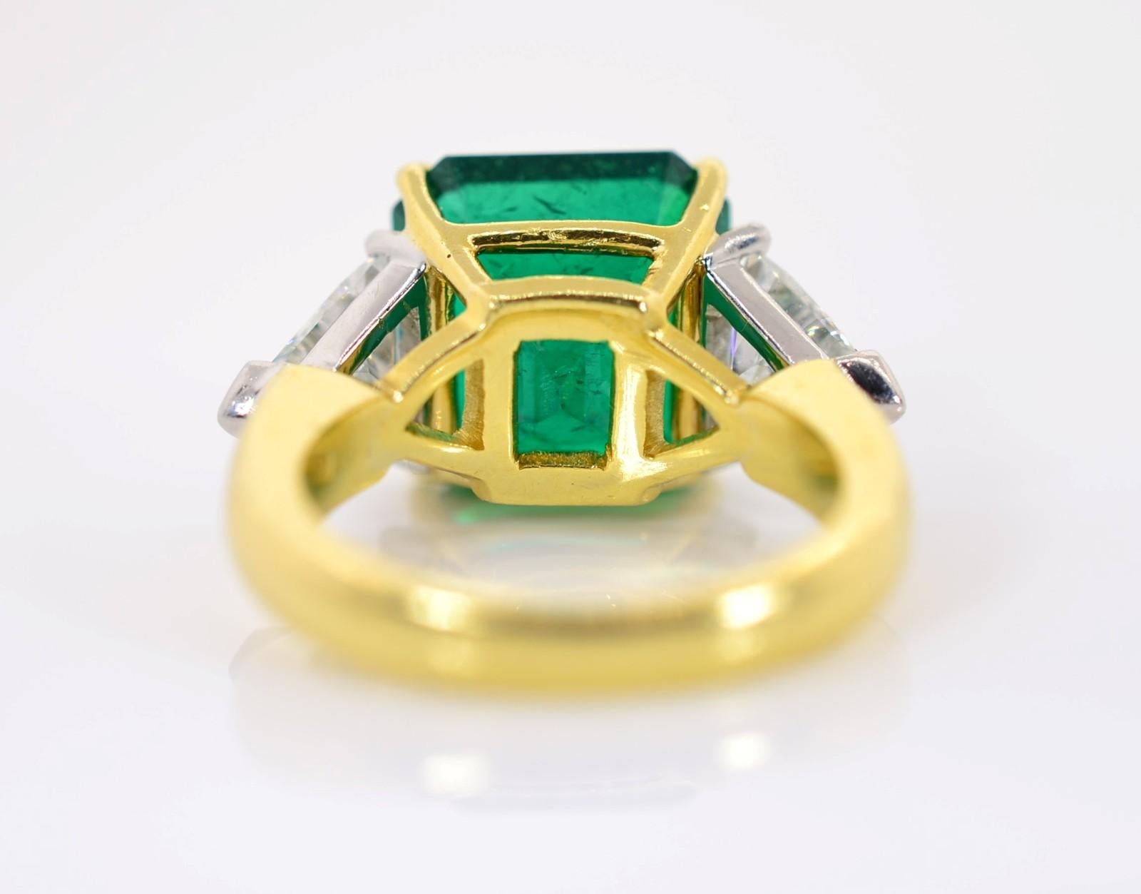 6.03 Carat Colombian Emerald Diamond Gold Ring In Good Condition For Sale In Beverly Hills, CA