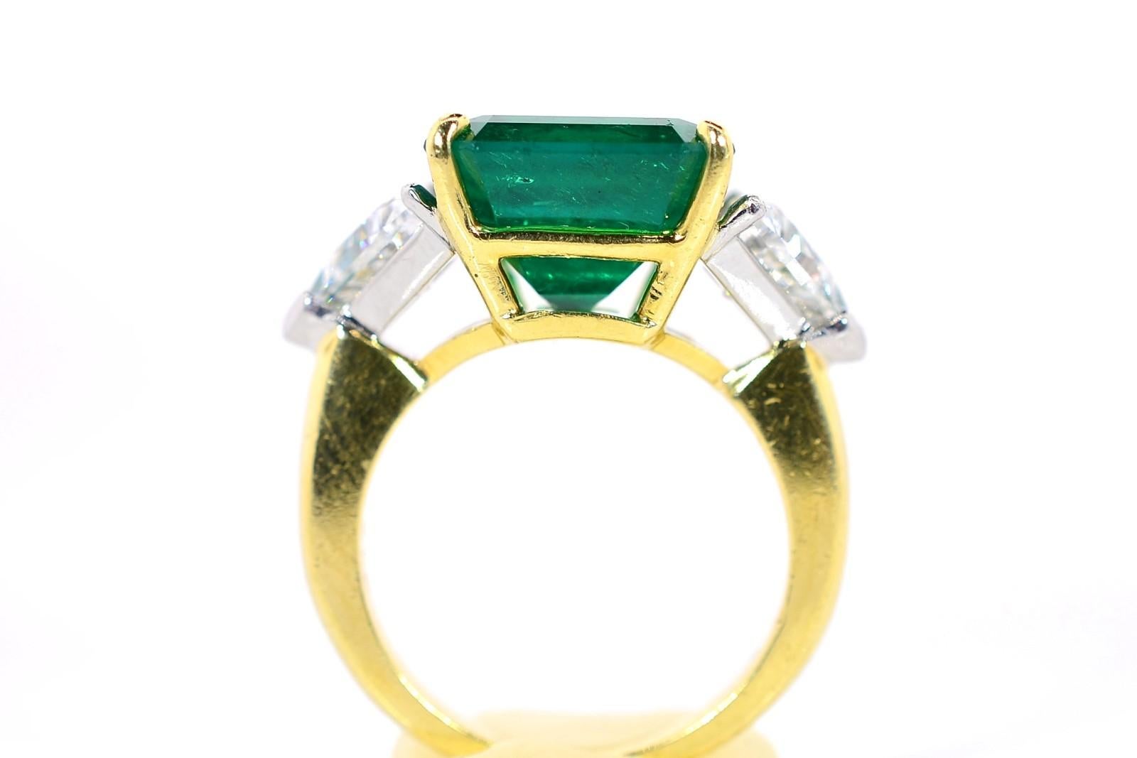 Women's 6.03 Carat Colombian Emerald Diamond Gold Ring For Sale