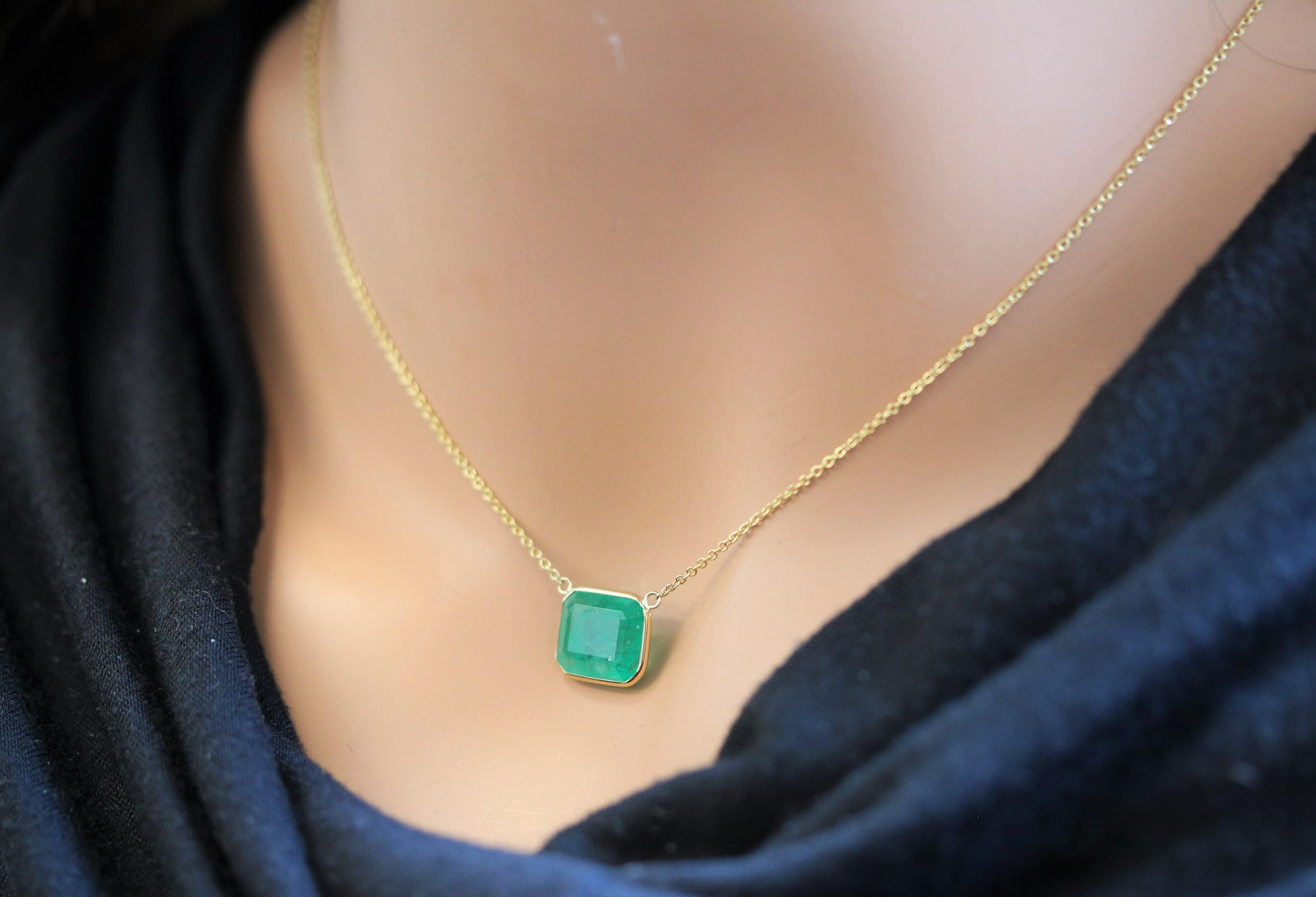 Contemporary 6.03 Carat Green Emerald Delicate Handmade Solitaire Necklace In 14k Yellow Gold For Sale