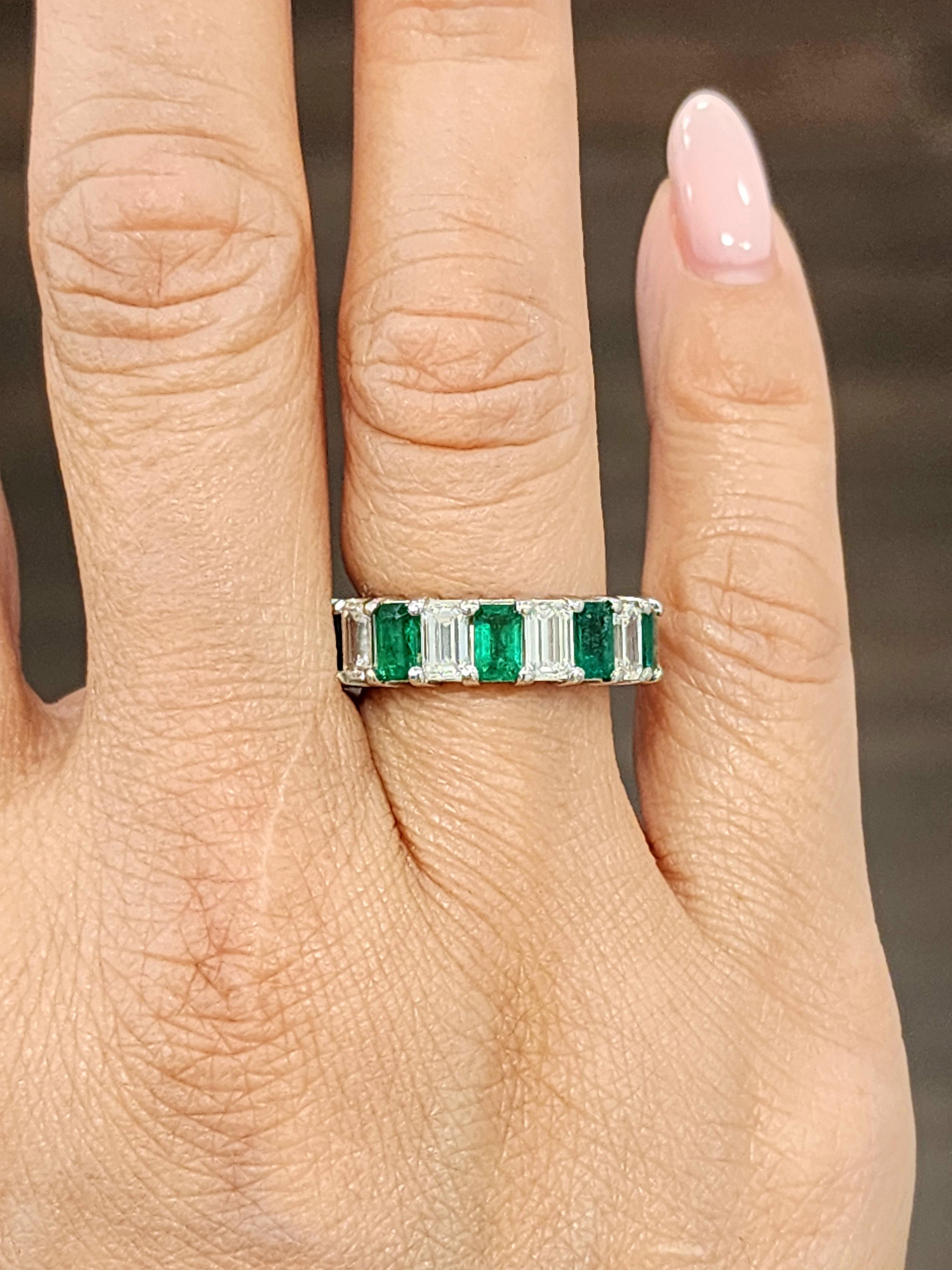 Esmeralda colombiana talla esmeralda de 6,03 ct y anillo de diamantes Moderno en venta