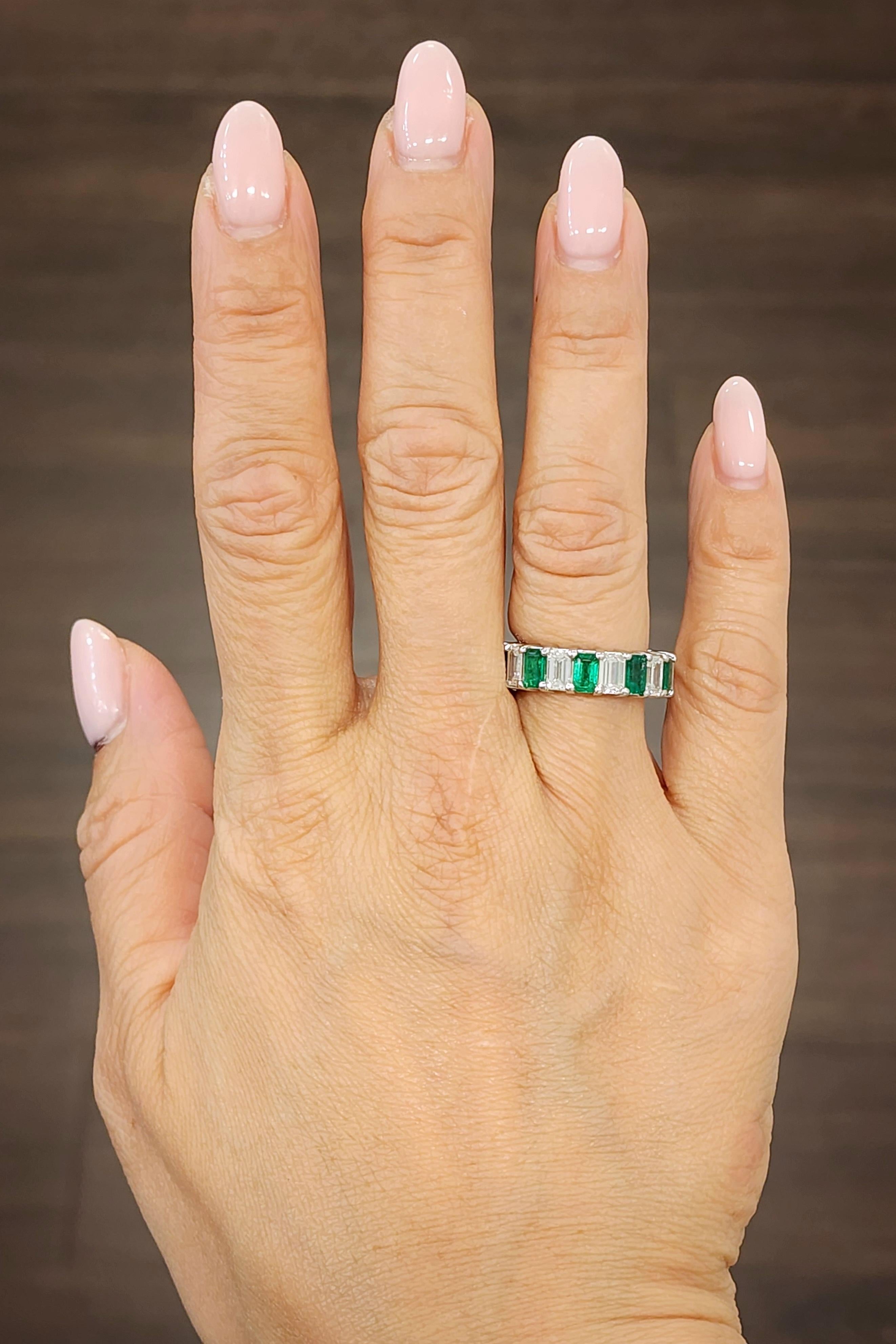 Una alianza de eternidad de esmeralda natural colombiana y diamante es una pieza de joyería impresionante y atemporal, perfecta para cualquier ocasión. La llamativa combinación de la esmeralda verde intenso y los diamantes brillantes crea un efecto