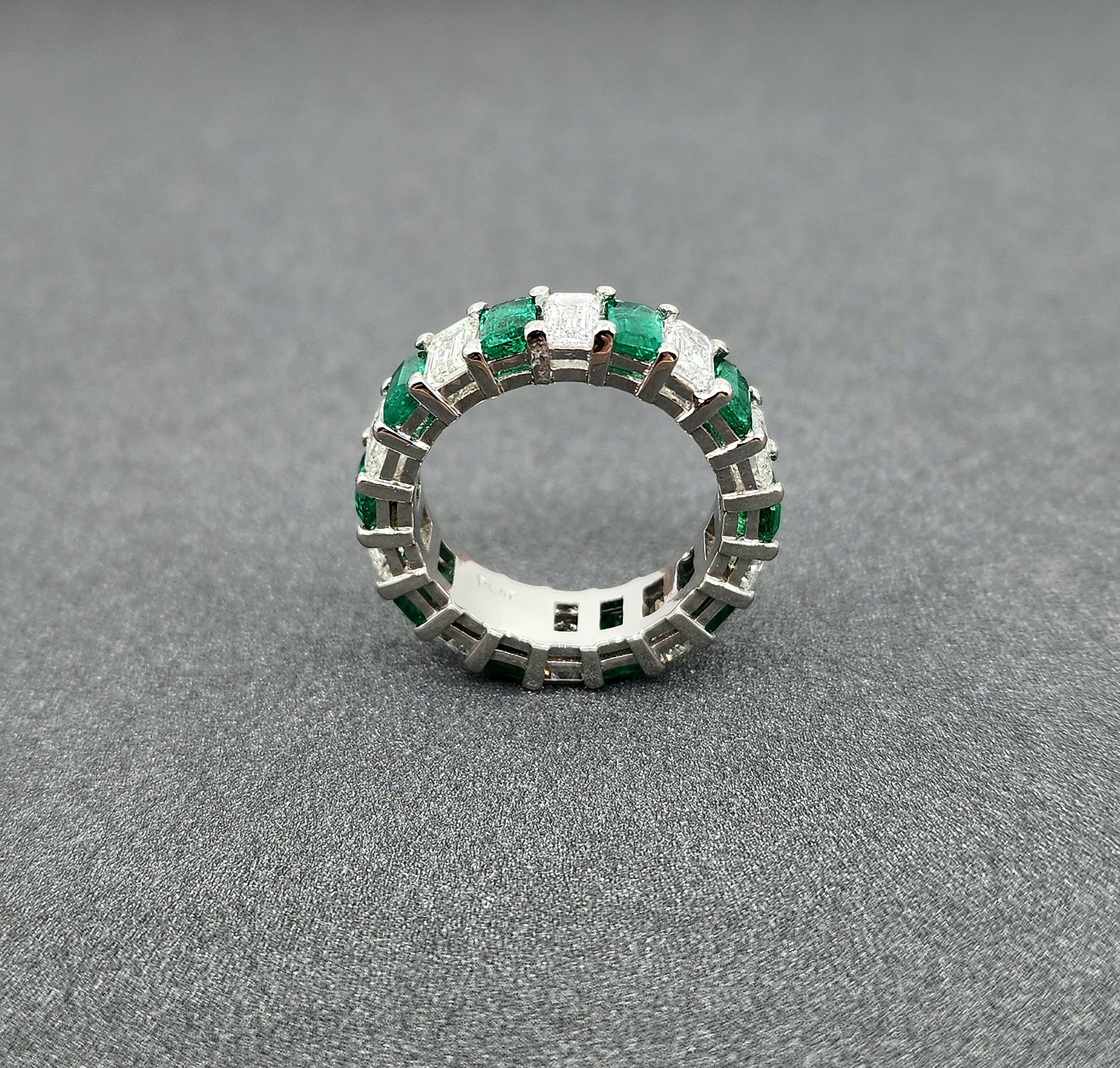 Esmeralda colombiana talla esmeralda de 6,03 ct y anillo de diamantes en Nuevo estado para la venta en Chicago, IL