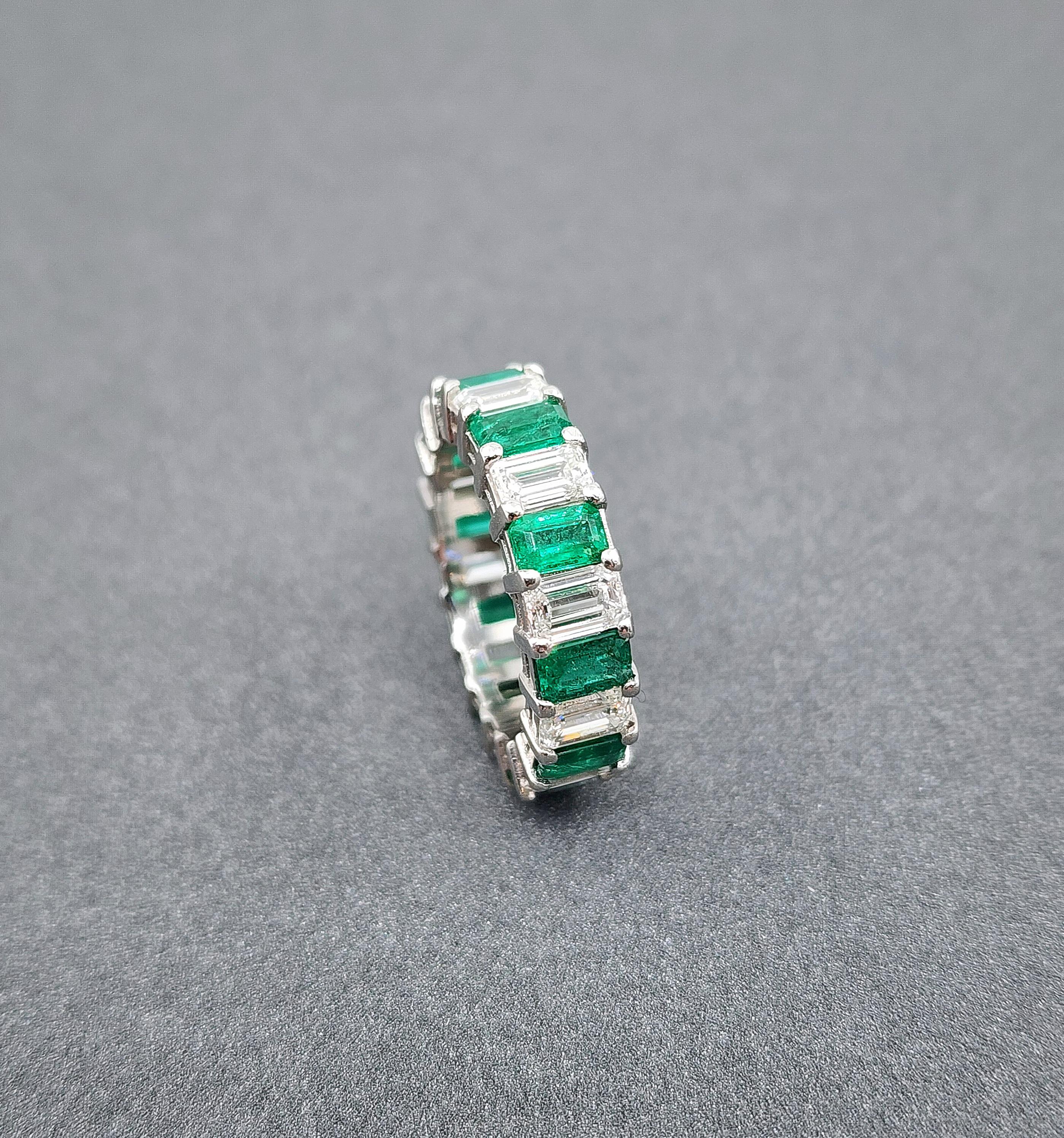 Women's or Men's Exquisite 6.03 Carat Colombian Emerald & Diamond Eternity Band For Sale