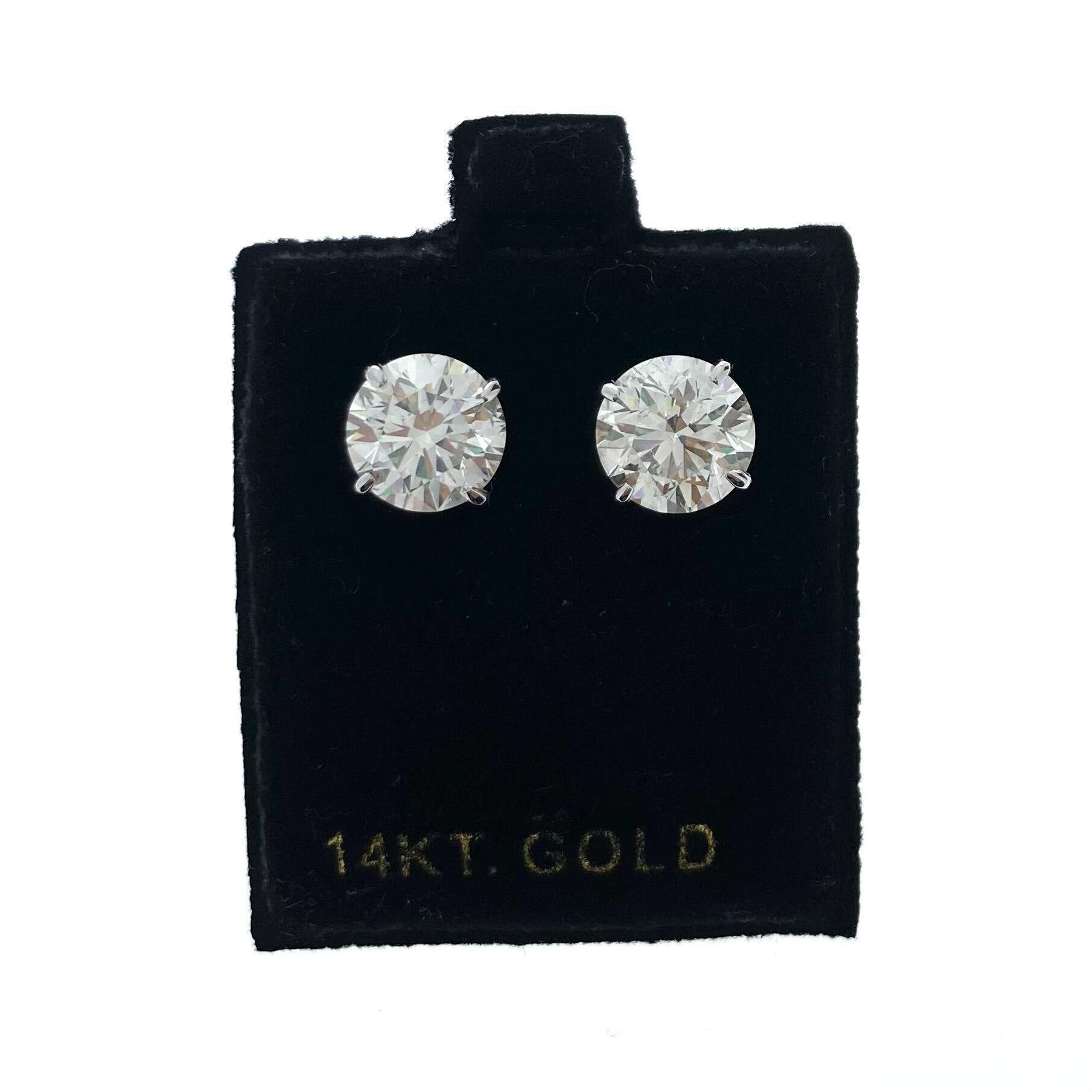 Queste borchie con diamanti rotondi certificati EGL del peso totale di 6,03 carati in oro bianco 14k sono il massimo dell'eleganza e del lusso. Ogni perno sfoggia un affascinante diamante rotondo con un'accattivante gradazione di colore H. H. G.,