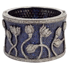 Pulsera brazalete de oro y plata con diamantes y zafiros de diseño, 60,32cts