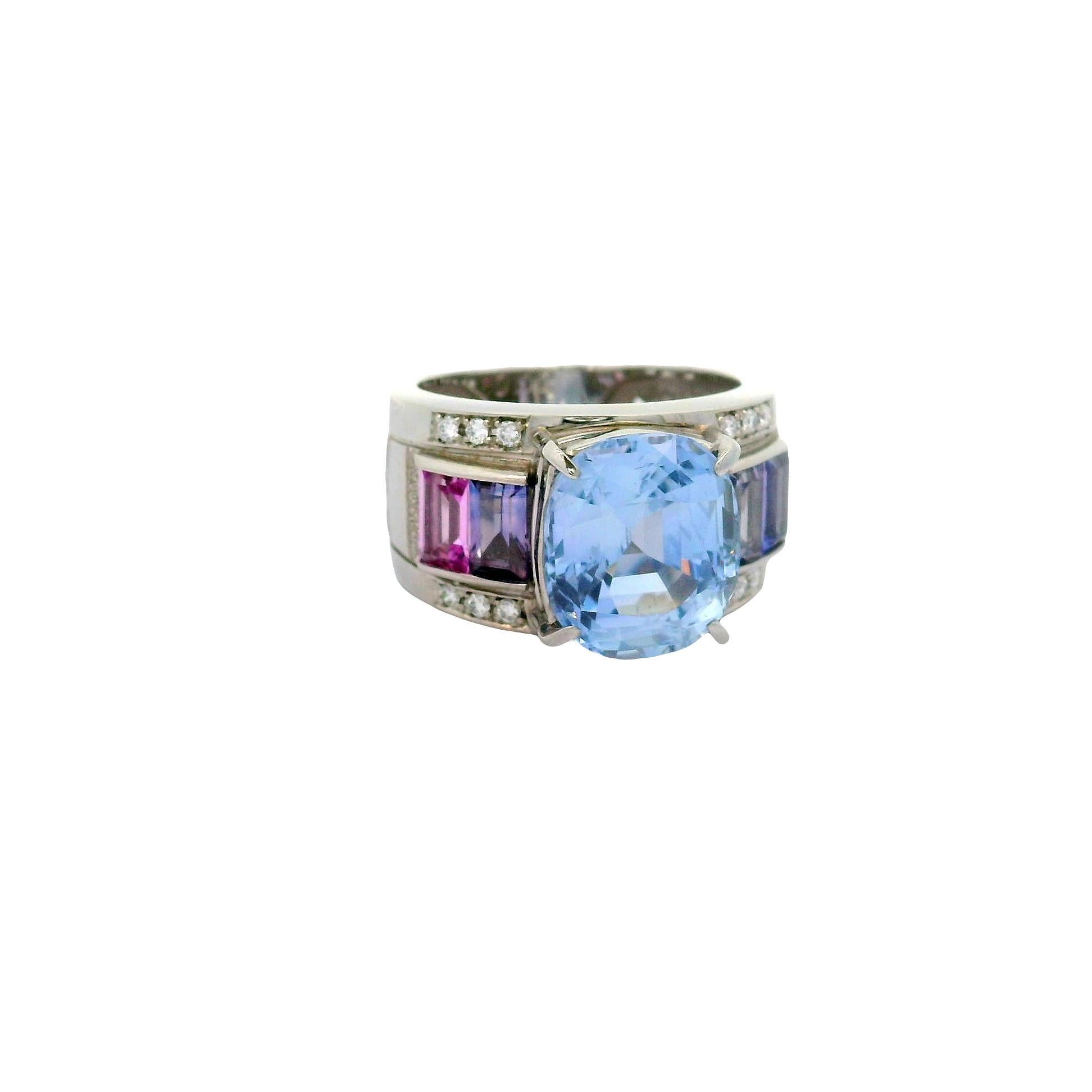 Un saphir bleu exquis, pesant 6.04 carats, est la pièce maîtresse de cette bague contemporaine. La pierre de taille ovale affiche une couleur bleue vive qui attire immédiatement l'attention. Le saphir est flanqué de saphirs roses et violets, qui