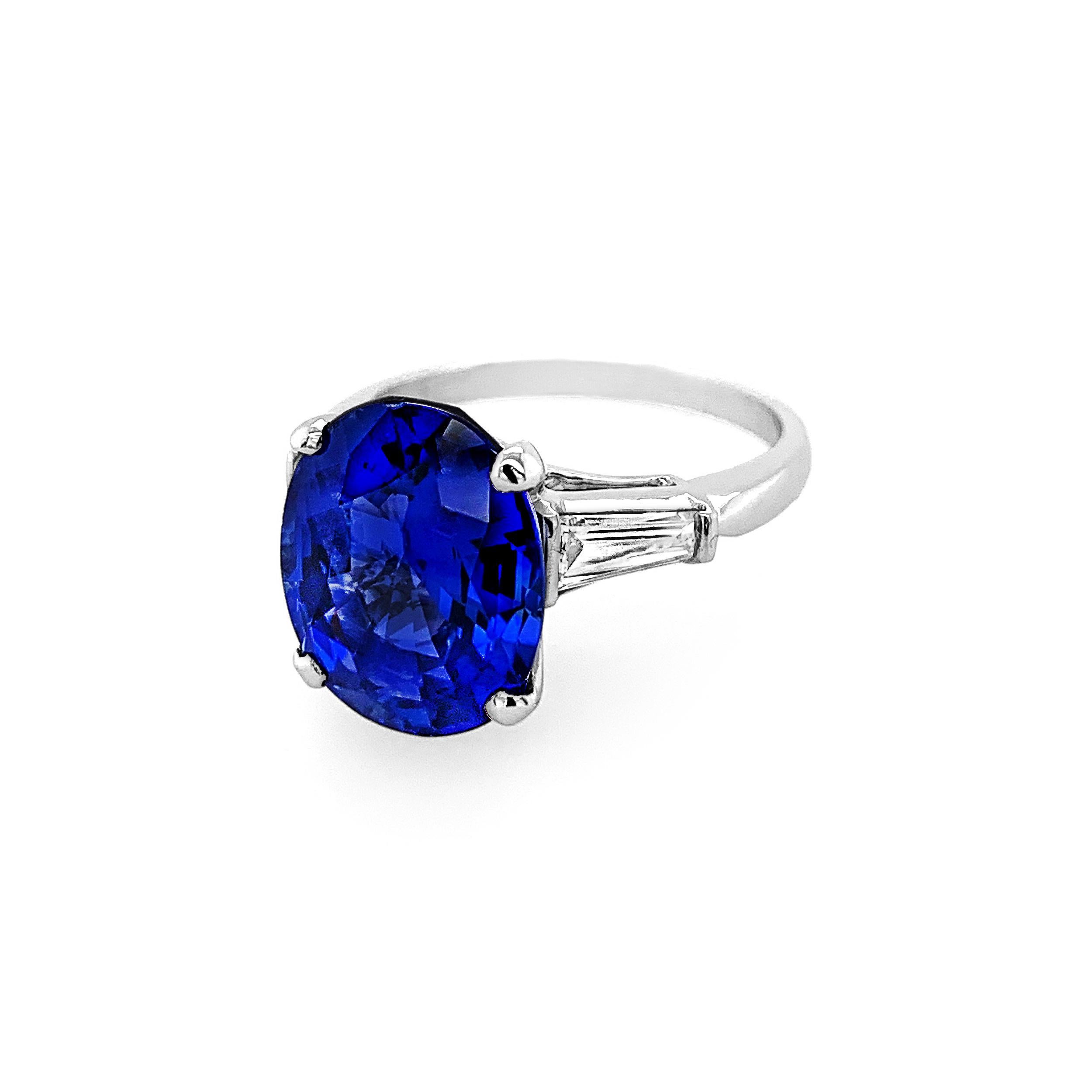 6.04 Carat Oval Sapphire with Trapeze Side Diamonds in Platinum In Excellent Condition In Palm Beach, FL
