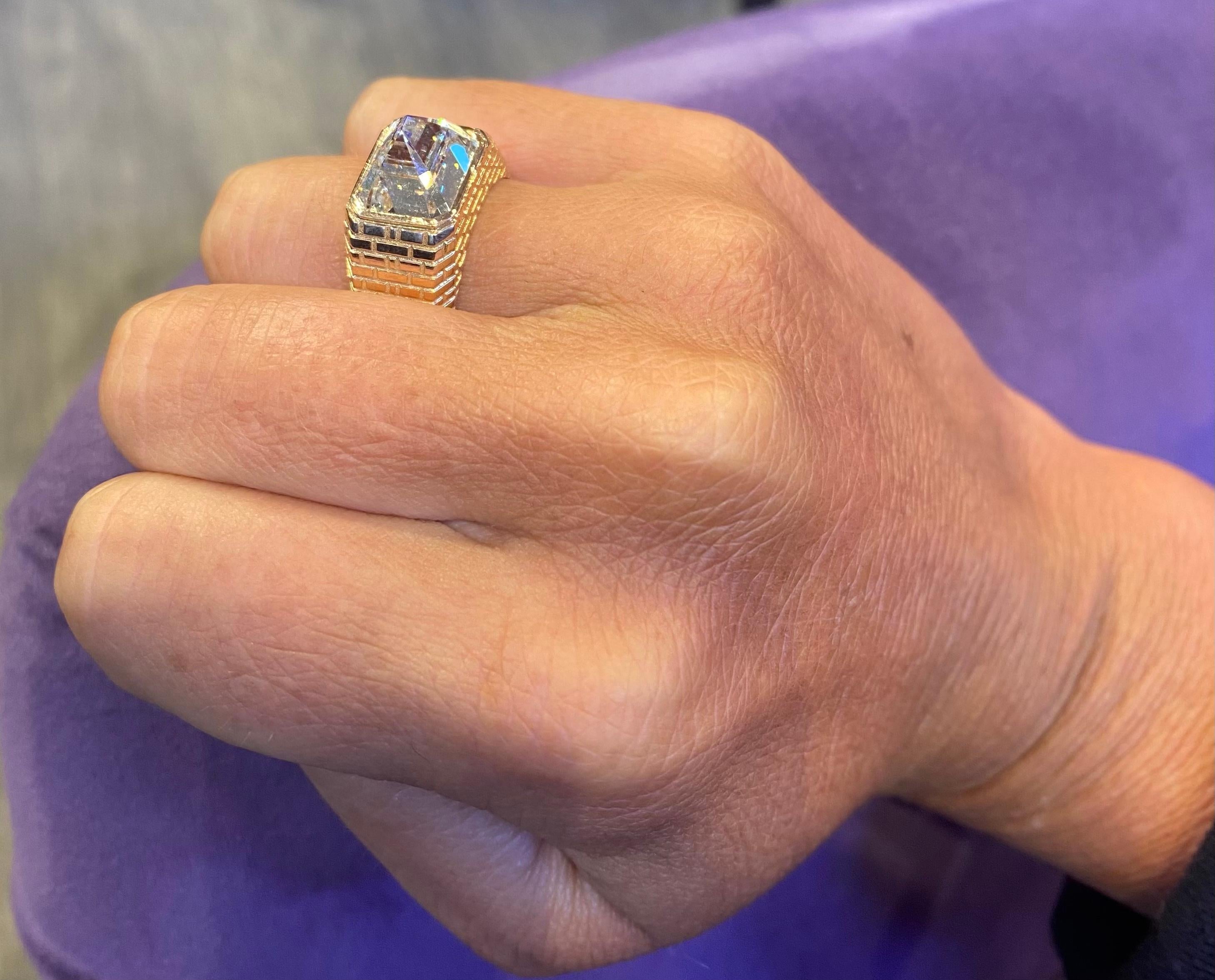 6,04 Karat umgekehrter Smaragdschliff-Diamant- Pyramidenring im Zustand „Neu“ in New York, NY