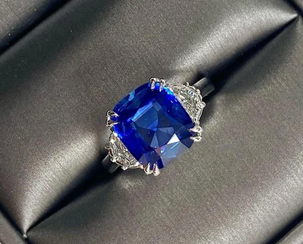 Sapphire Weight: 6.04 CT, Diamond Weight: 0.48 CT, Metal: Platinum, Ring Size: 7, Shape: Cushion, Color: Blue, Hardness: 9, Birthstone: September, CD Certified