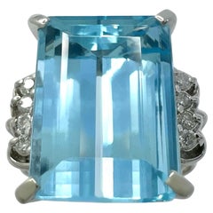 Bague grappe Santa Maria en platine avec aigue-marine bleue taille émeraude 6,04 carats
