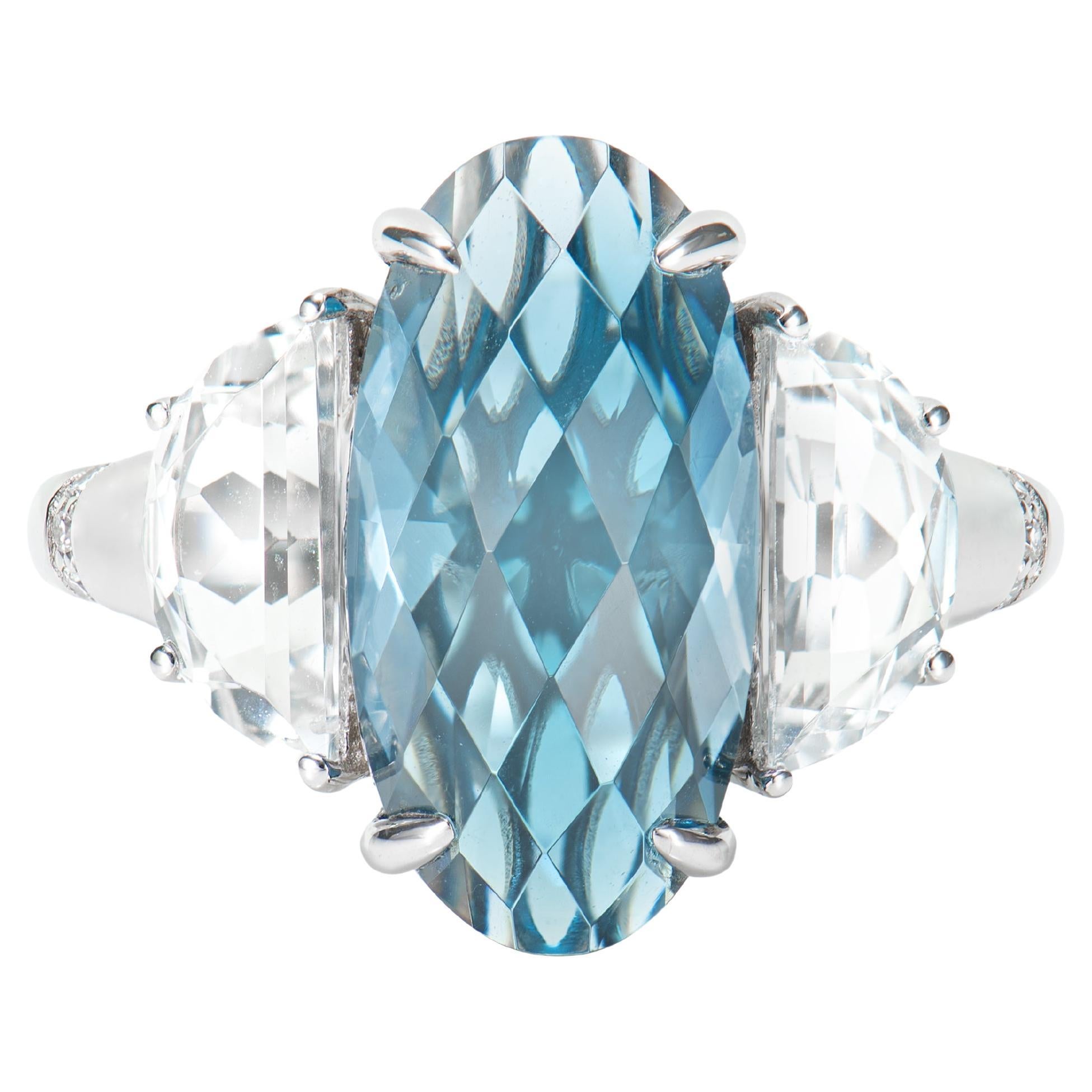 Antiker Ring mit 6,05 Karat Londoner blauem Topas aus 18KWG mit weißem Topas und Diamant
