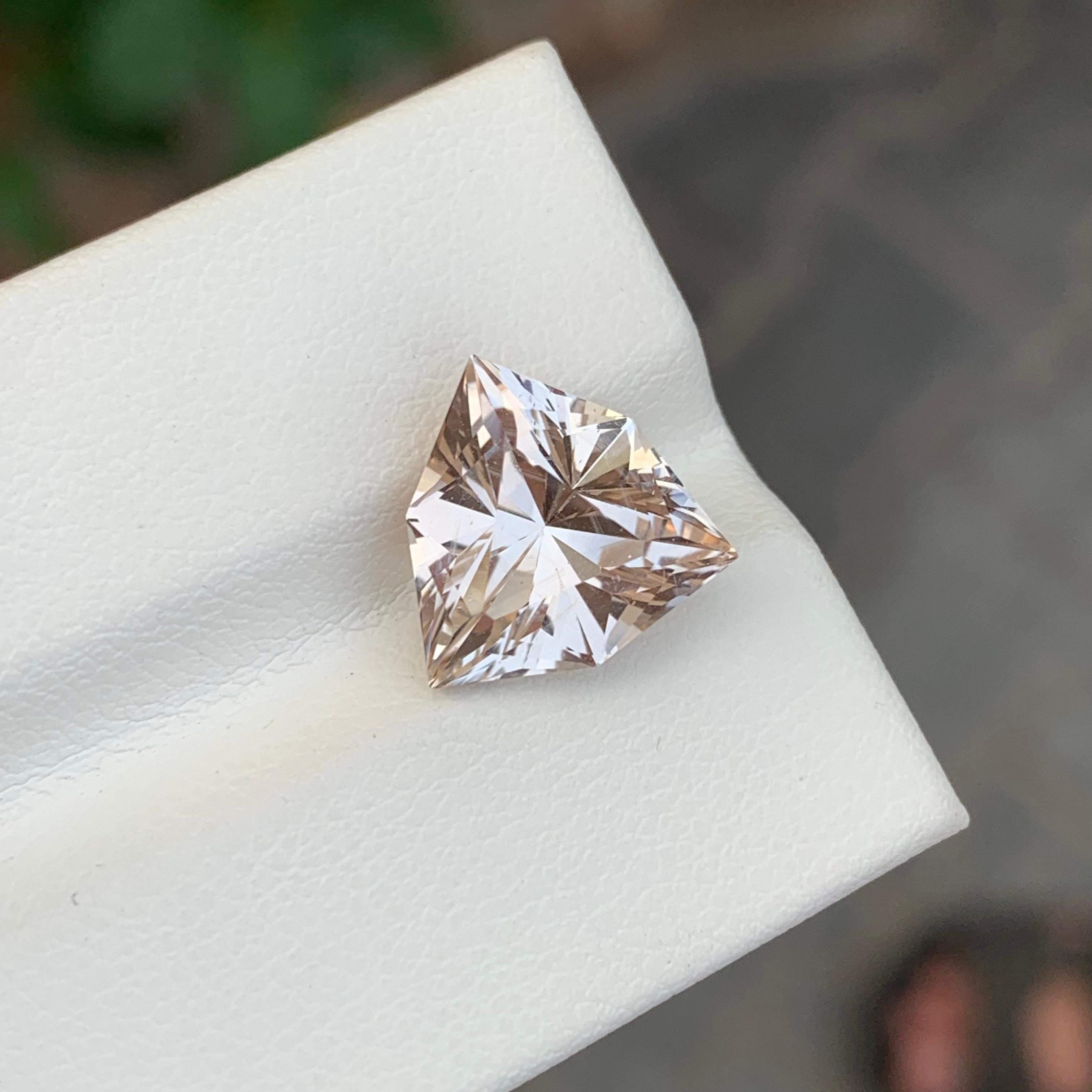 6.05 Carat Natural Loose Golden Topaz Shield Cut Gemstone In New Condition For Sale In Peshawar, PK
