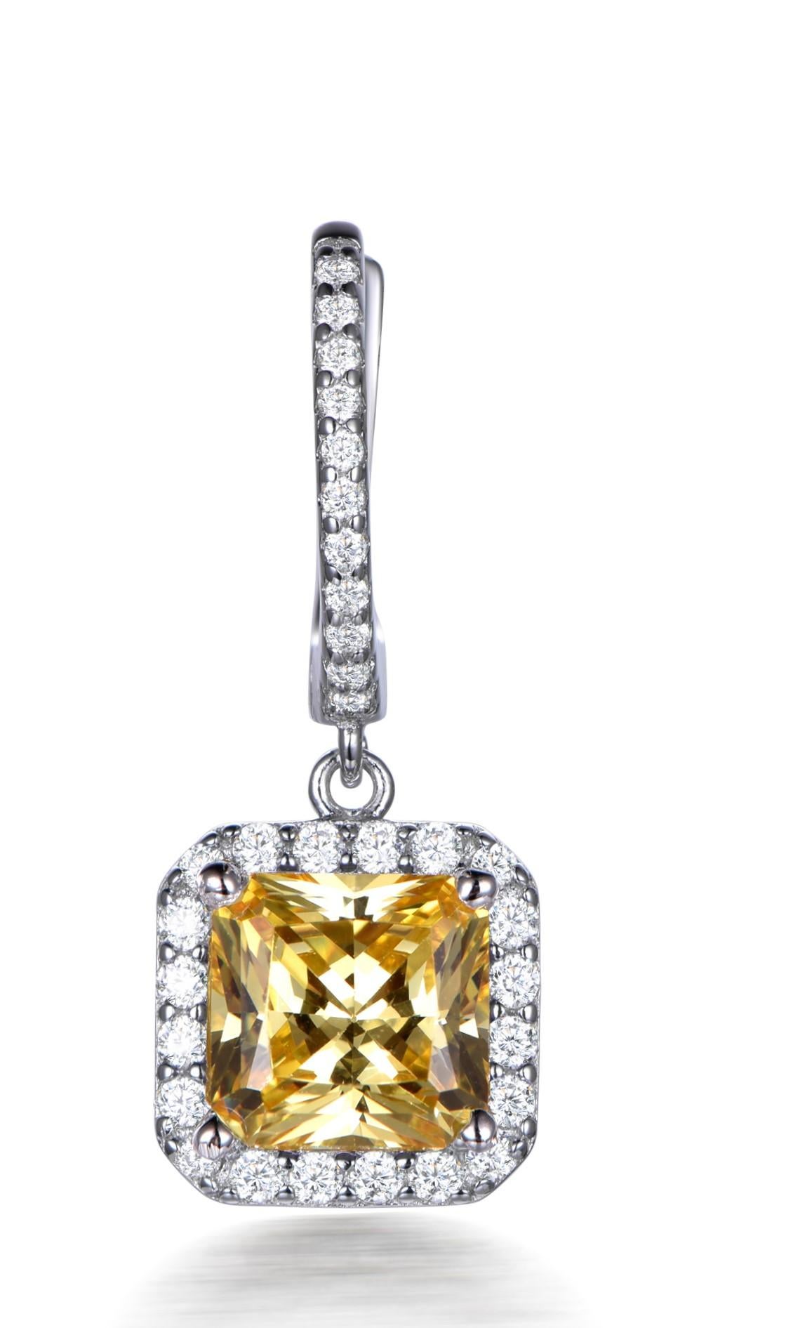 I toni agrumati di questi orecchini a goccia hanno una natura vibrante e accattivante, che produce una femminilità divertente che aggiunge glamour immediato.

Con 5,00 ct di zirconi gialli taglio Asscher circondati da 1,05 ct di zirconi brillanti
