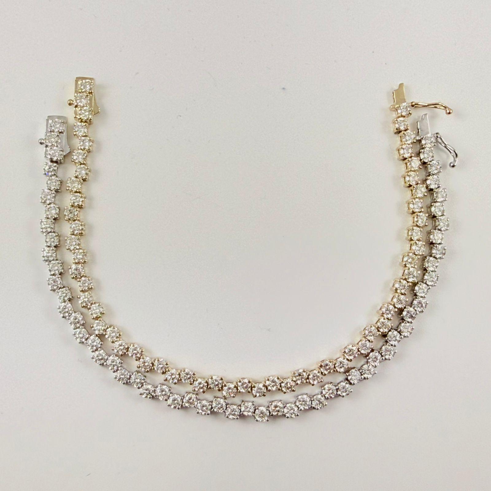 Indispensable à toute collection de haute joaillerie, ce bracelet de tennis de 6,05 carats présente un zigzag de diamants ronds de taille brillant parfaitement assortis, chacun étant serti de manière experte dans de l'or jaune 14 carats. Le