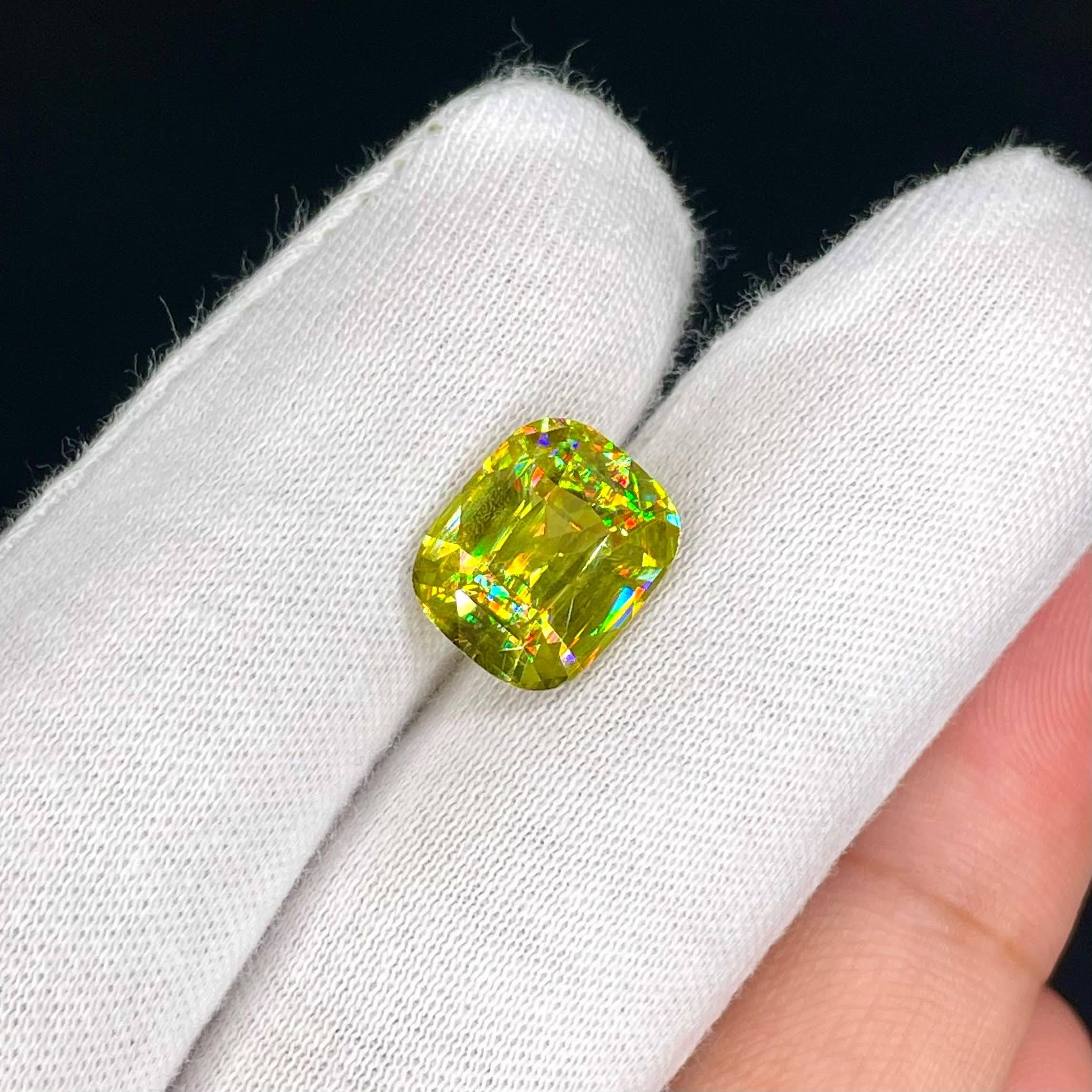 6.05 Carats Green Sphene Stone Cushion Cut Natural Madagascar's Gemstone In New Condition In Bangkok, TH