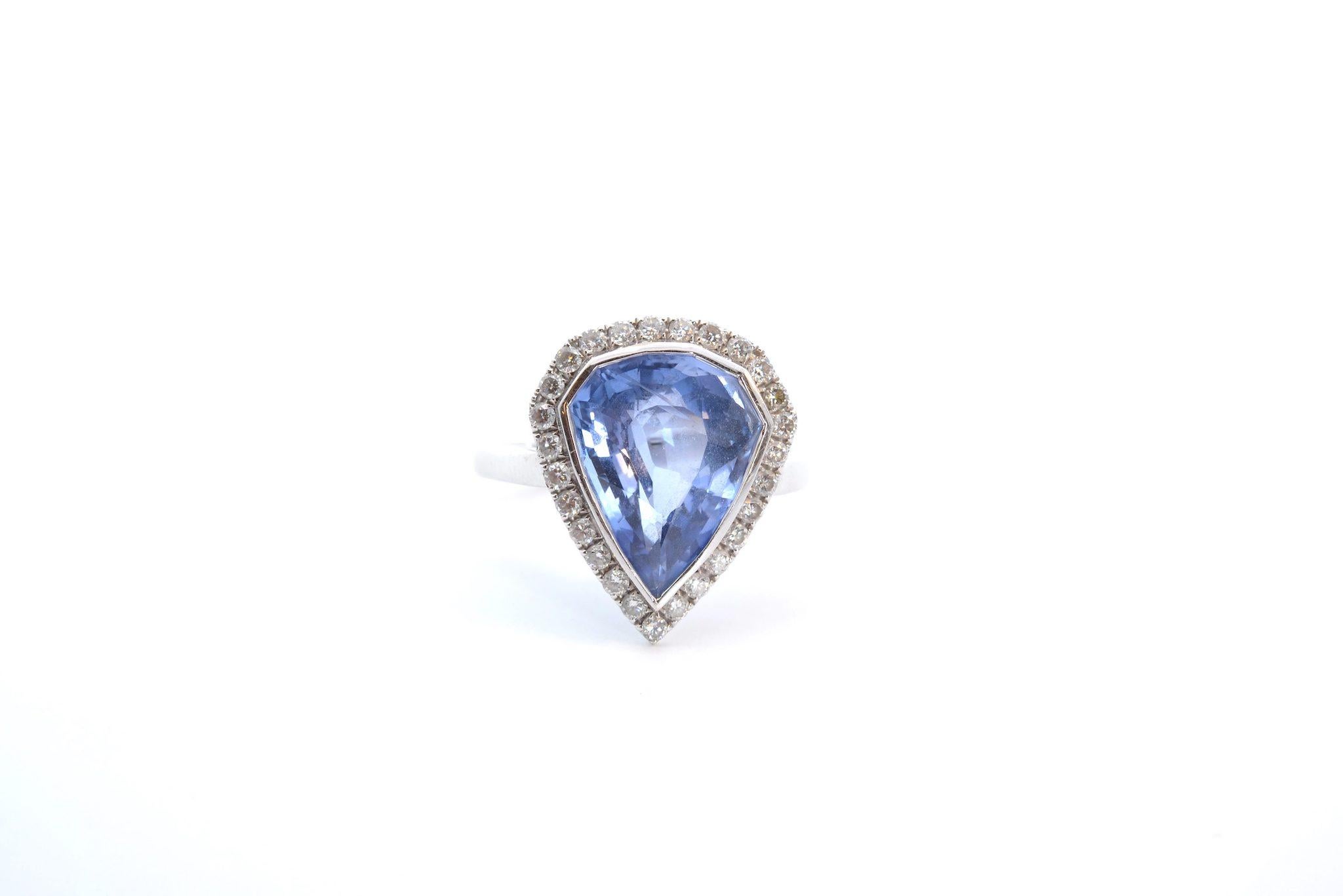 Stones: 1 natural Ceylon sapphire (Unheated) 6.05cts, 27 diamonds, weight: 0.30ct
Material: 18k white gold
Dimensions: 1.7cm x 1.4cm
Weight: 4.3g
Period: Recent
Size: 52 (free sizing)
Certificate
Ref. : 25092