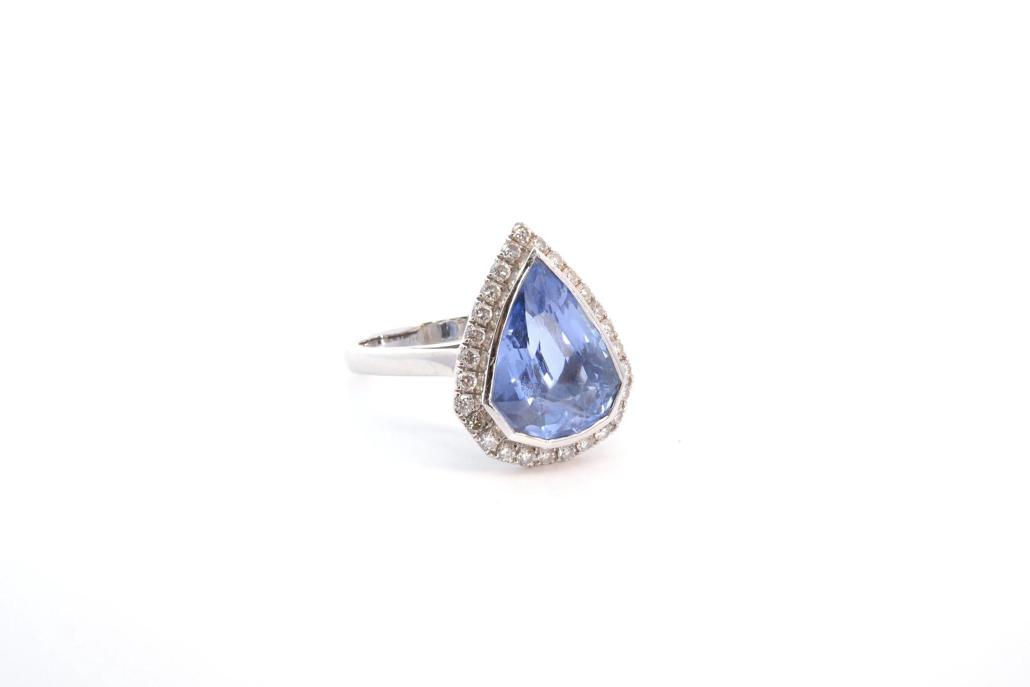 6.05 carats  Natural Ceylon sapphire (Unheated) ring with diamonds In Good Condition For Sale In PARIS, FR