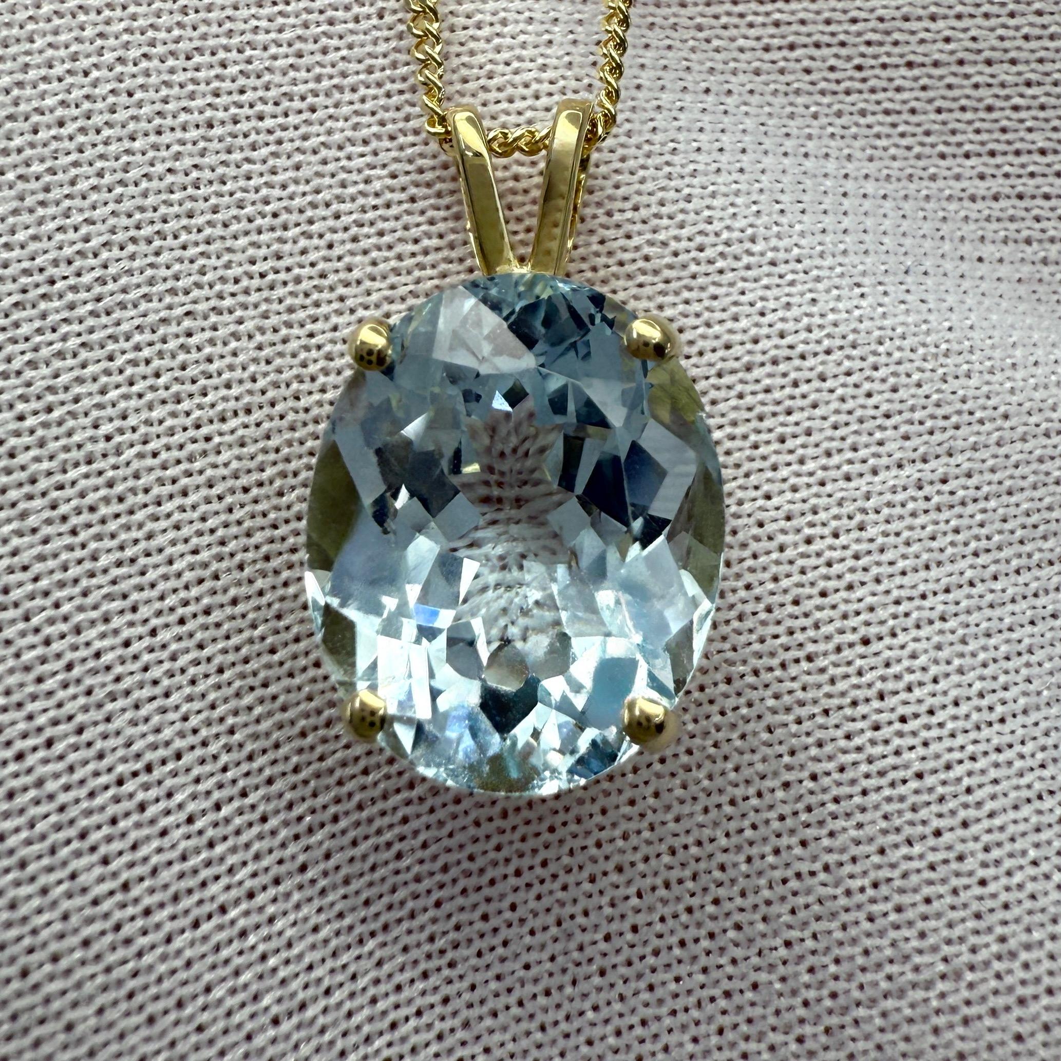 Collier à pendentifs en aigue-marine naturelle bleu clair taillée en ovale.

Aigue-marine de 6,05 carats d'une belle couleur bleu clair sertie dans un pendentif solitaire à quatre griffes en or jaune 18 carats.

L'aigue-marine a une excellente