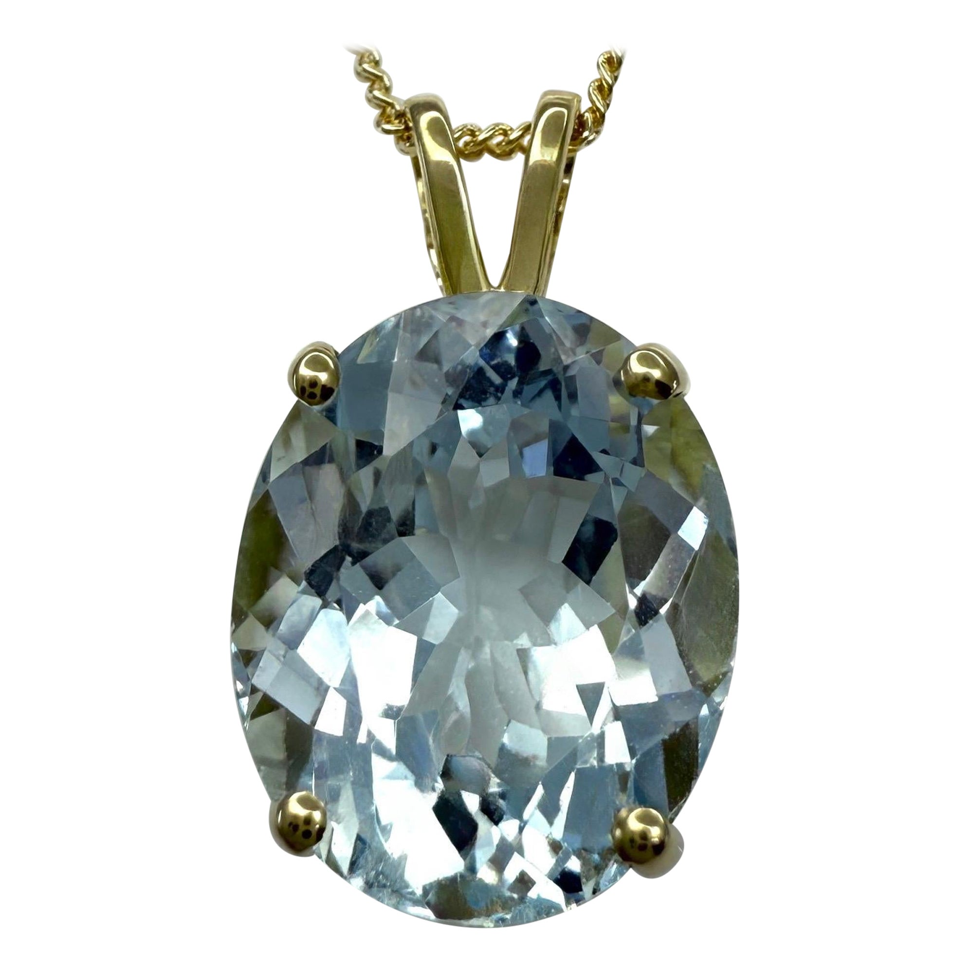 6.05 Aigue-marine bleu clair, coupe ovale, pendentif solitaire en or jaune 18k en vente
