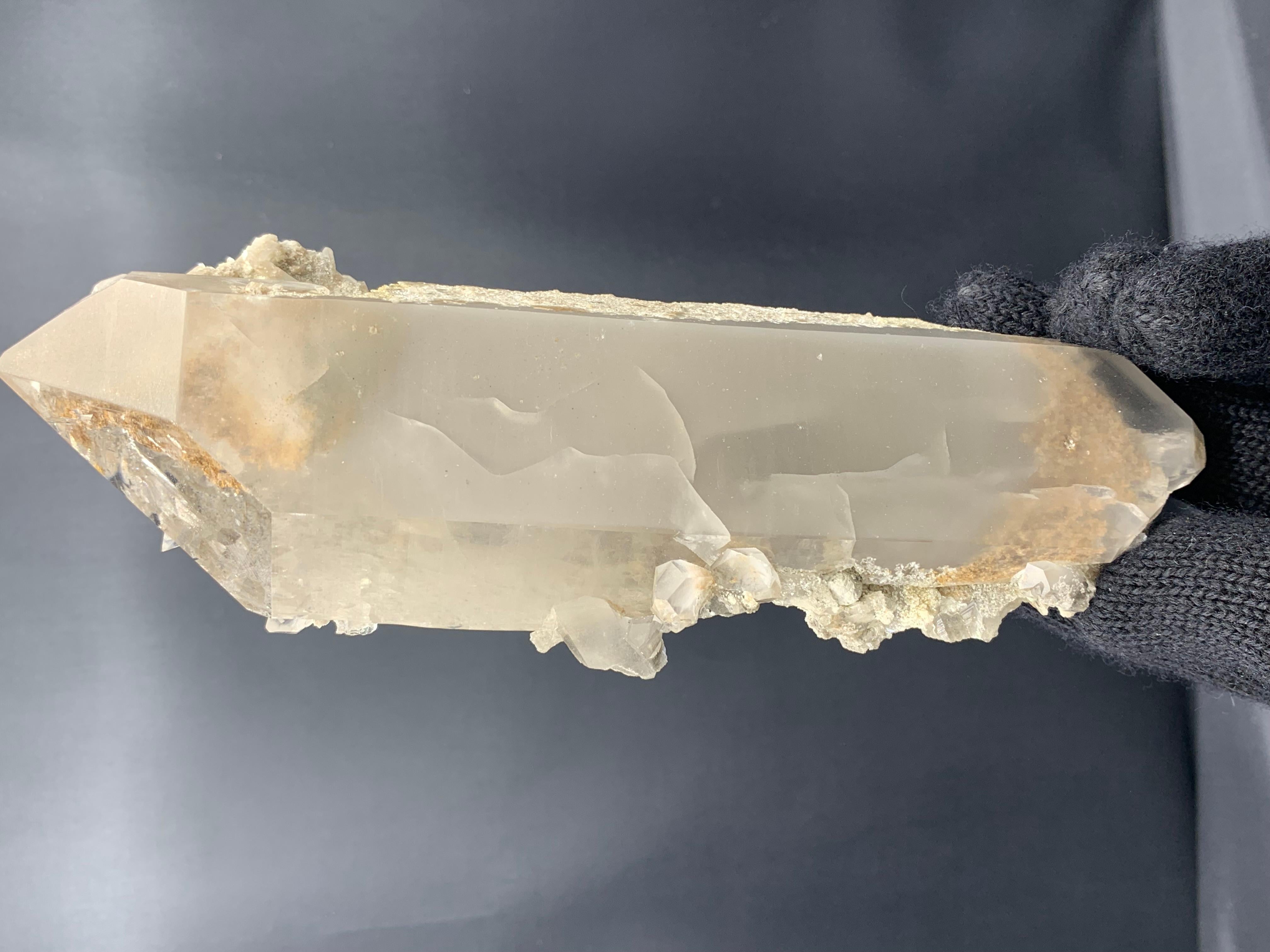 PRODUKTINFORMATION:

Probenart: Natürliches Fantome-Quarz-Aggregat mit silbrig-weißem Einschluss
Gewicht: 605,34 Gramm
Abmessung: 19.8 x 6.6 x 4.4 Cm
Herkunft: Khaploo-Mine, Shigar-Tal, Bezirk Skardu, Gilgit Baltistan, Pakistan
Behandlung: