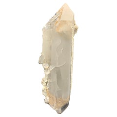 605,34 grammi di aggregato di quarzo Nature Fantome con inclusione di bianco argenteo