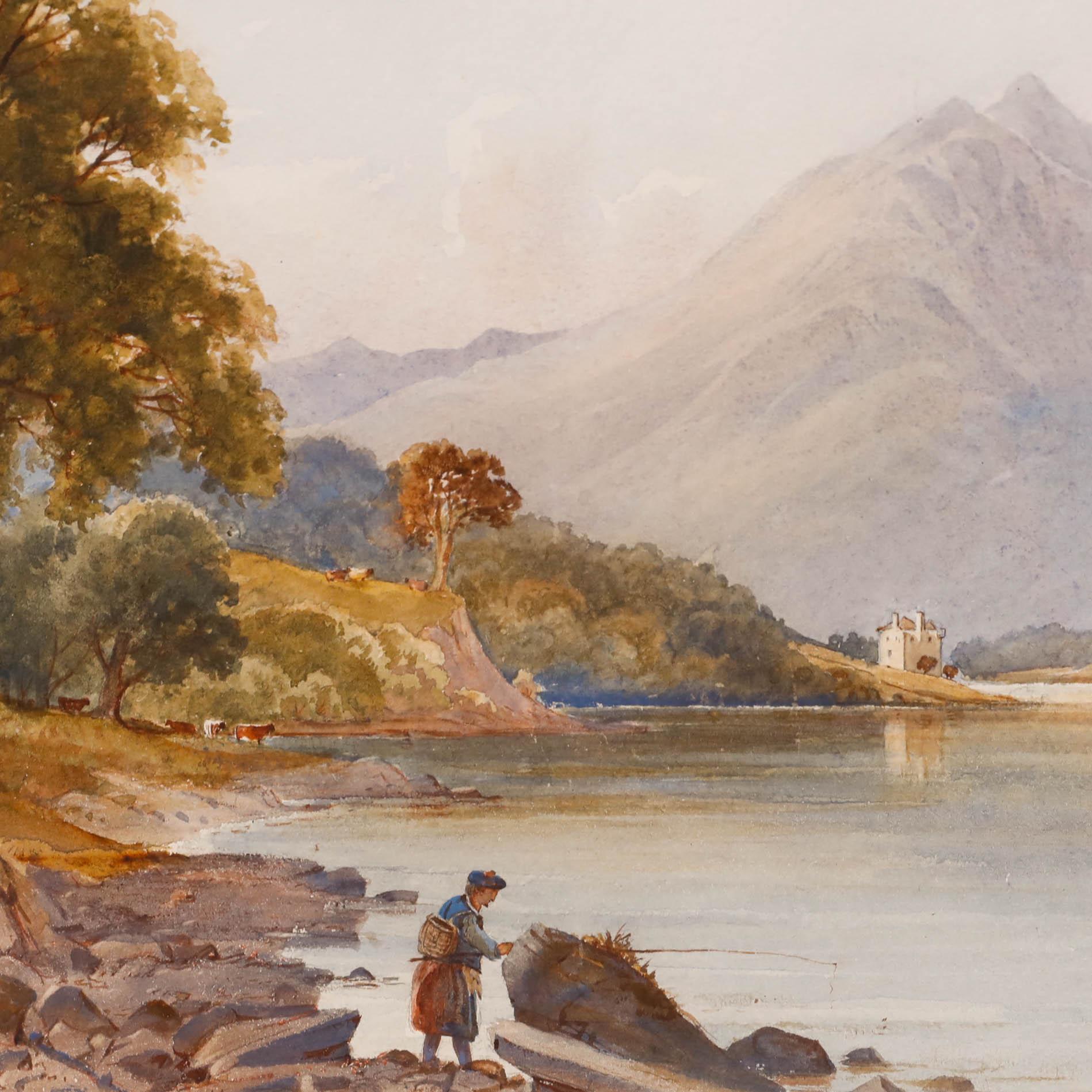 Un affascinante acquerello della fine del XIX secolo che raffigura una figura che pesca nel Loch Fyne, in Scozia. In lontananza si vede il castello di Dunderave immerso nella luce dorata del sole. Presentato in una sottile cornice dorata con