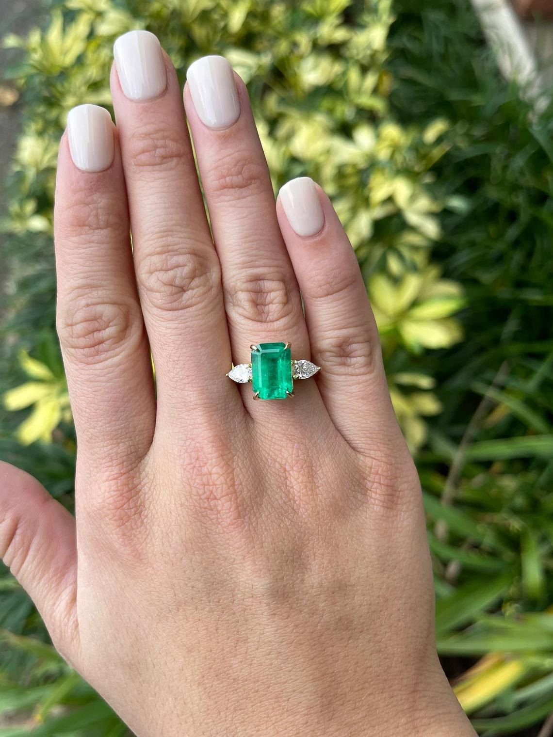 Taille émeraude 6.05tcw 18K Vivid Emerald Cut Colombian Emerald & Pear Diamond 3 Stone Gold Ring (bague en or à 3 pierres) en vente