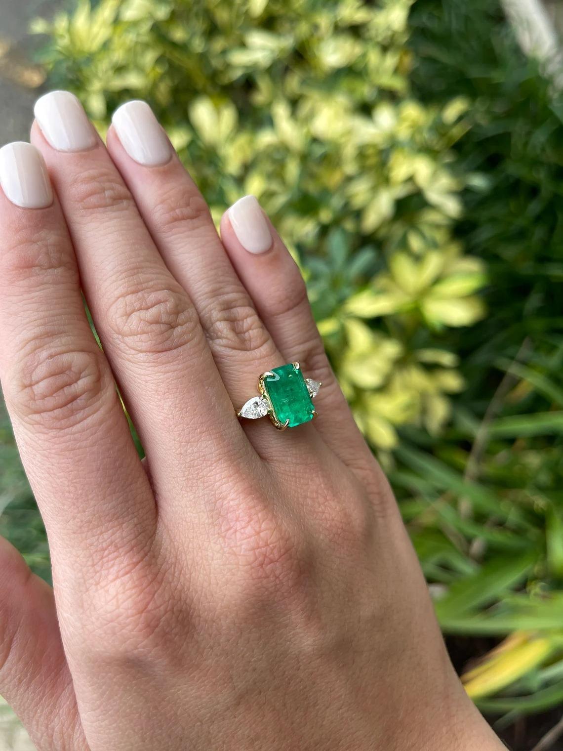 6.05tcw 18K Vivid Emerald Cut Colombian Emerald & Pear Diamond 3 Stone Gold Ring (bague en or à 3 pierres) Neuf - En vente à Jupiter, FL