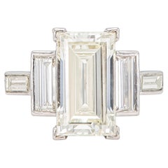 Anillo de compromiso de diamantes rectangulares talla escalonada de 6,06 quilates