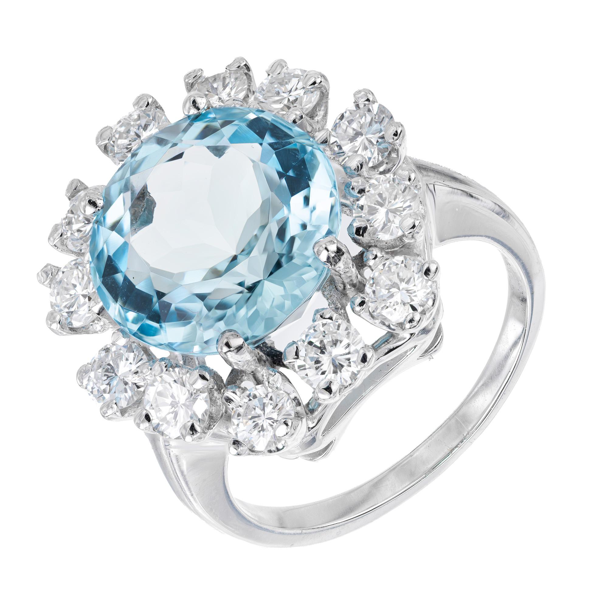 1950er Jahre Heller und klarer runder Aquamarin von 6,06 Karat, umgeben von 12 weißen, funkelnden, natürlichen, runden Diamanten im Brillantschliff in einer Originalfassung aus den 1950er Jahren aus 14 Karat Weißgold. Das himmelblaue Wasser sieht in