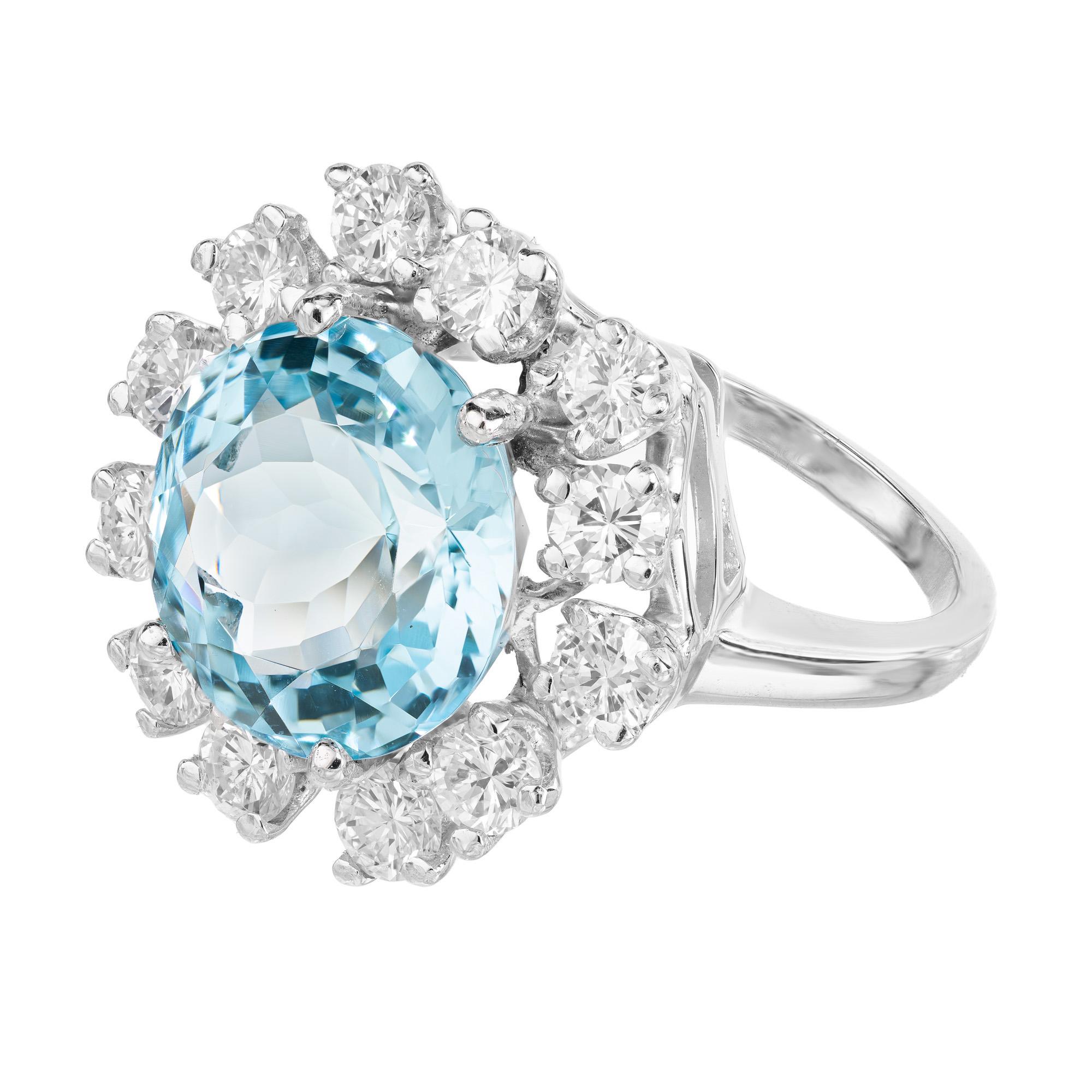 Cocktailring aus Weißgold mit 6,06 Karat rundem Aquamarin und Diamant-Halo mit Halo (Rundschliff) im Angebot