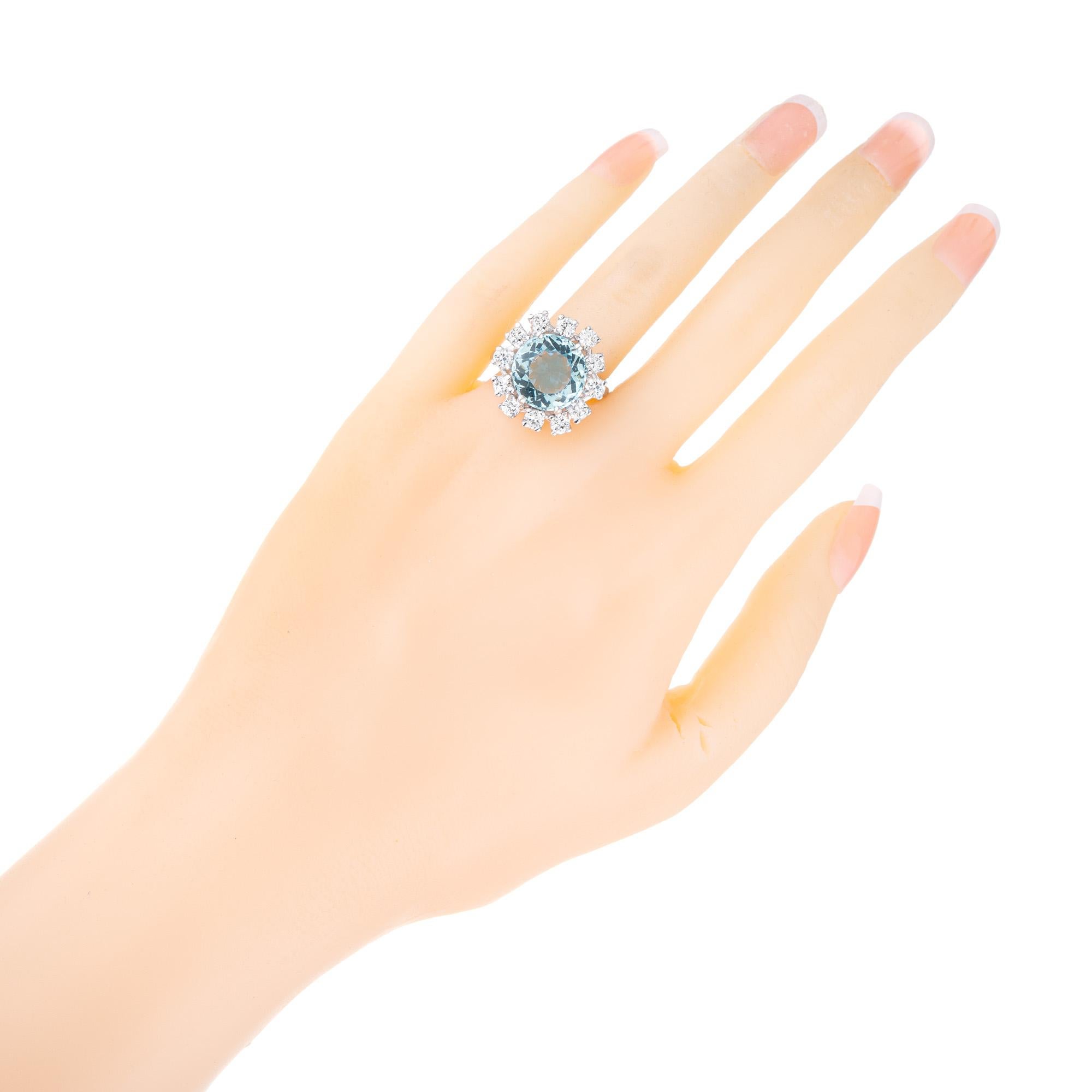 Cocktailring aus Weißgold mit 6,06 Karat rundem Aquamarin und Diamant-Halo mit Halo im Angebot 2