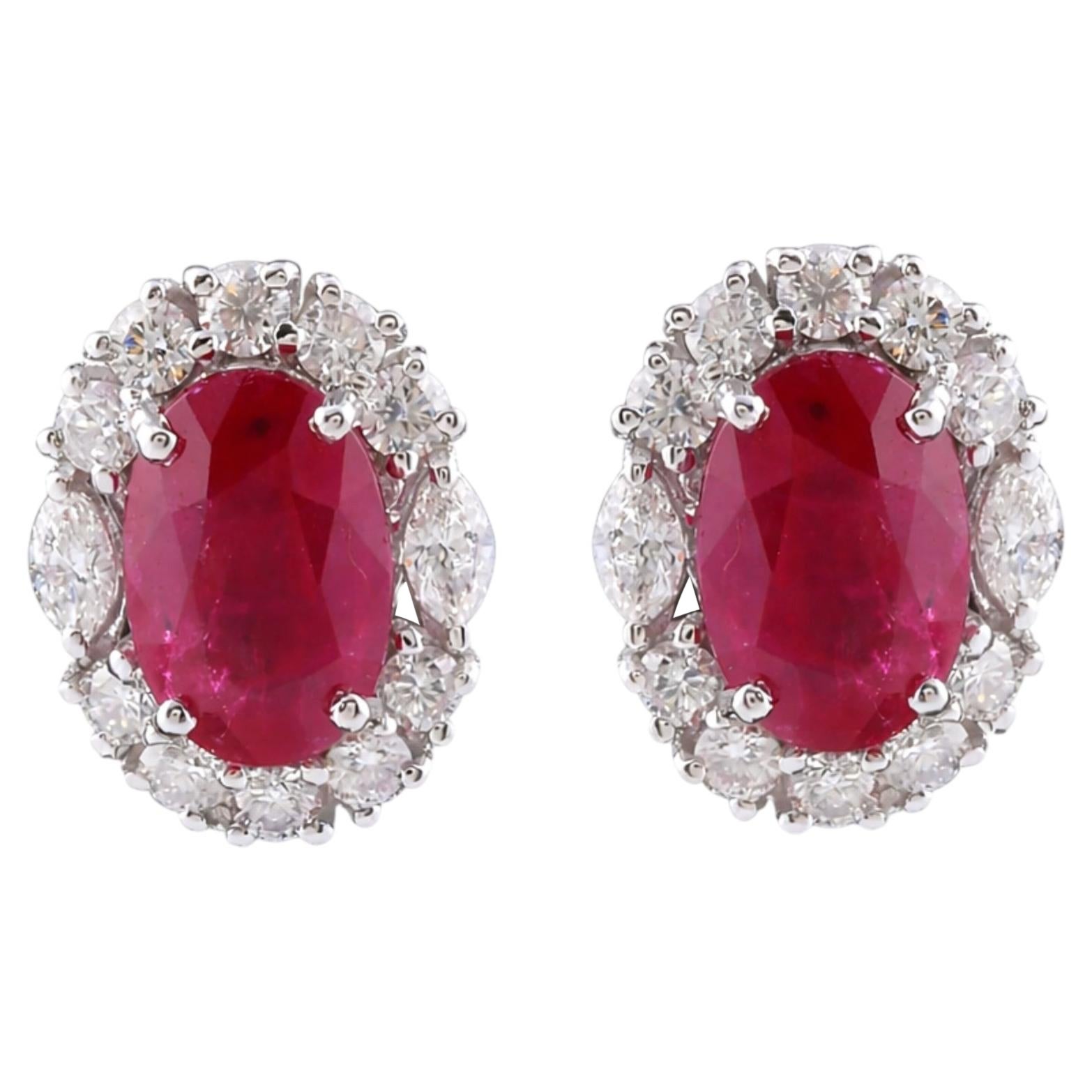 Orecchini a perno con diamante e rubino naturale da 6,06 CTW, oro bianco 14 carati in vendita