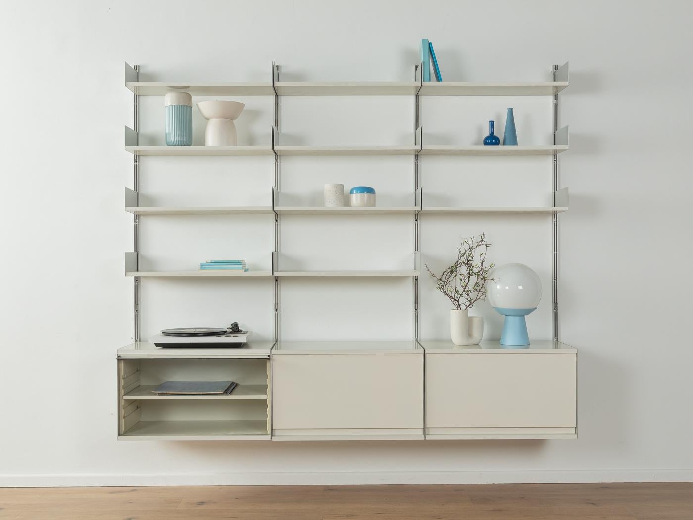 
Article Details
Modular 606 shelving system by Dieter Rams for Vitsœ from the 1960s. High-quality construction consisting of eight aluminum E-Tracks, eleven shelves and three containers with up and over door.
Quality Features:

    very good