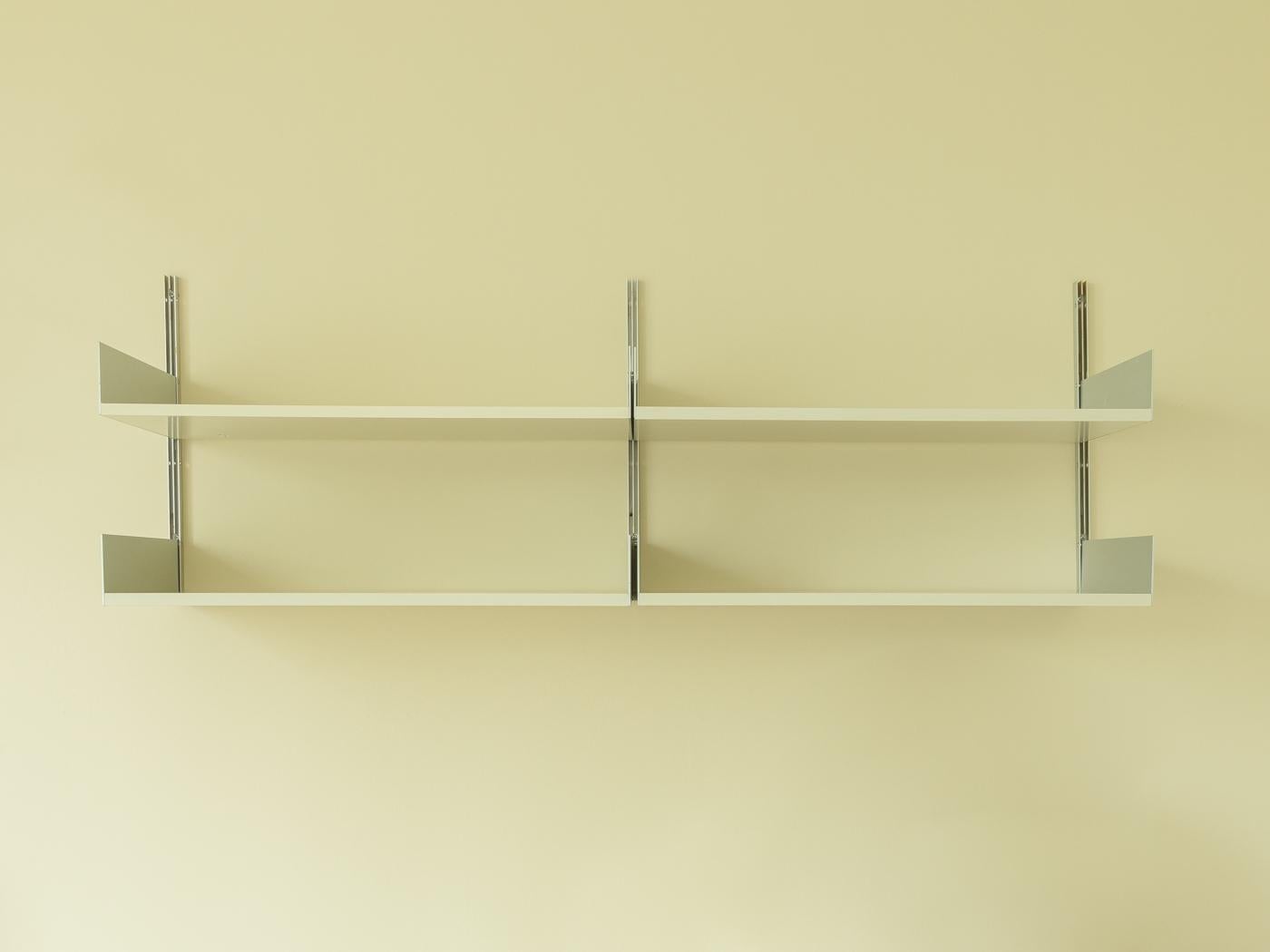 Modular 606 shelving system by Dieter Rams for Vitsœ from the 1960s. High-quality construction consisting of two aluminium E Tracks and four shelves.

Quality Features:
-accomplished design: perfect proportions and visible attention to