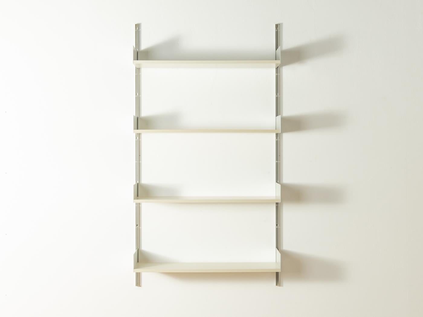 Modular 606 shelving system by Dieter Rams for Vitsœ from the 1960s. High-quality construction consisting of two aluminium E Tracks and four shelves.

Quality Features:

    very good workmanship
    high quality materials
    Made in Germany.