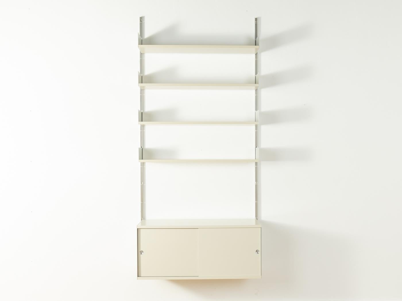 Modulares 606er Regalsystem von Dieter Rams für Vitsœ aus den 1960er Jahren. Hochwertige Konstruktion, bestehend aus zwei Aluminium-E-Trägern, vier Fachböden und einem Container mit Schiebetür.

Qualitätsmerkmale:

    vollendetes Design: perfekte