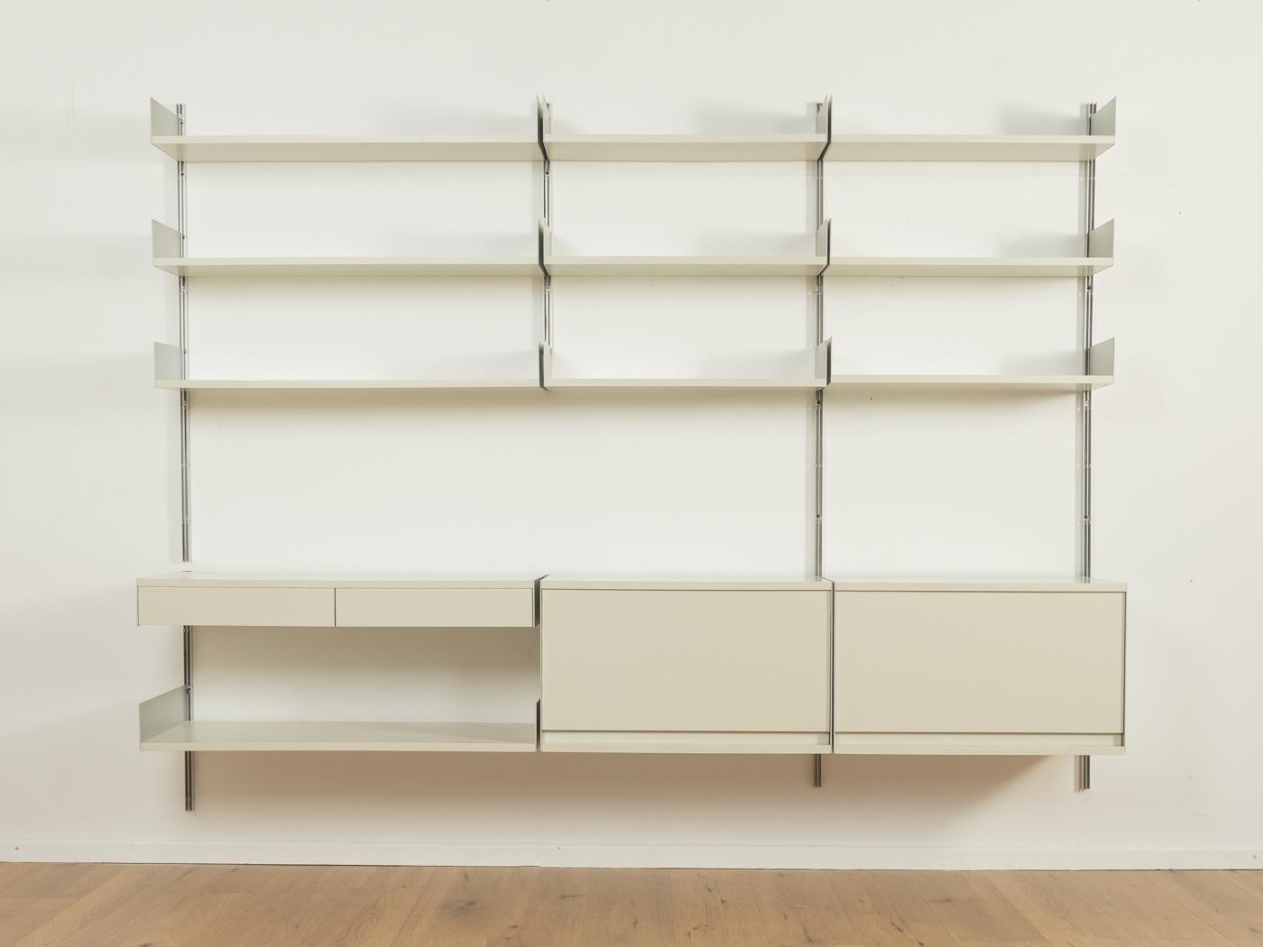 
Artikel Details
Modulares 606er Regalsystem von Dieter Rams für Vitsœ aus den 1960er Jahren. Hochwertige Konstruktion bestehend aus sechs Aluminium E-Tracks, zehn Fachböden, zwei Containern mit Schwingtür und einem Container mit