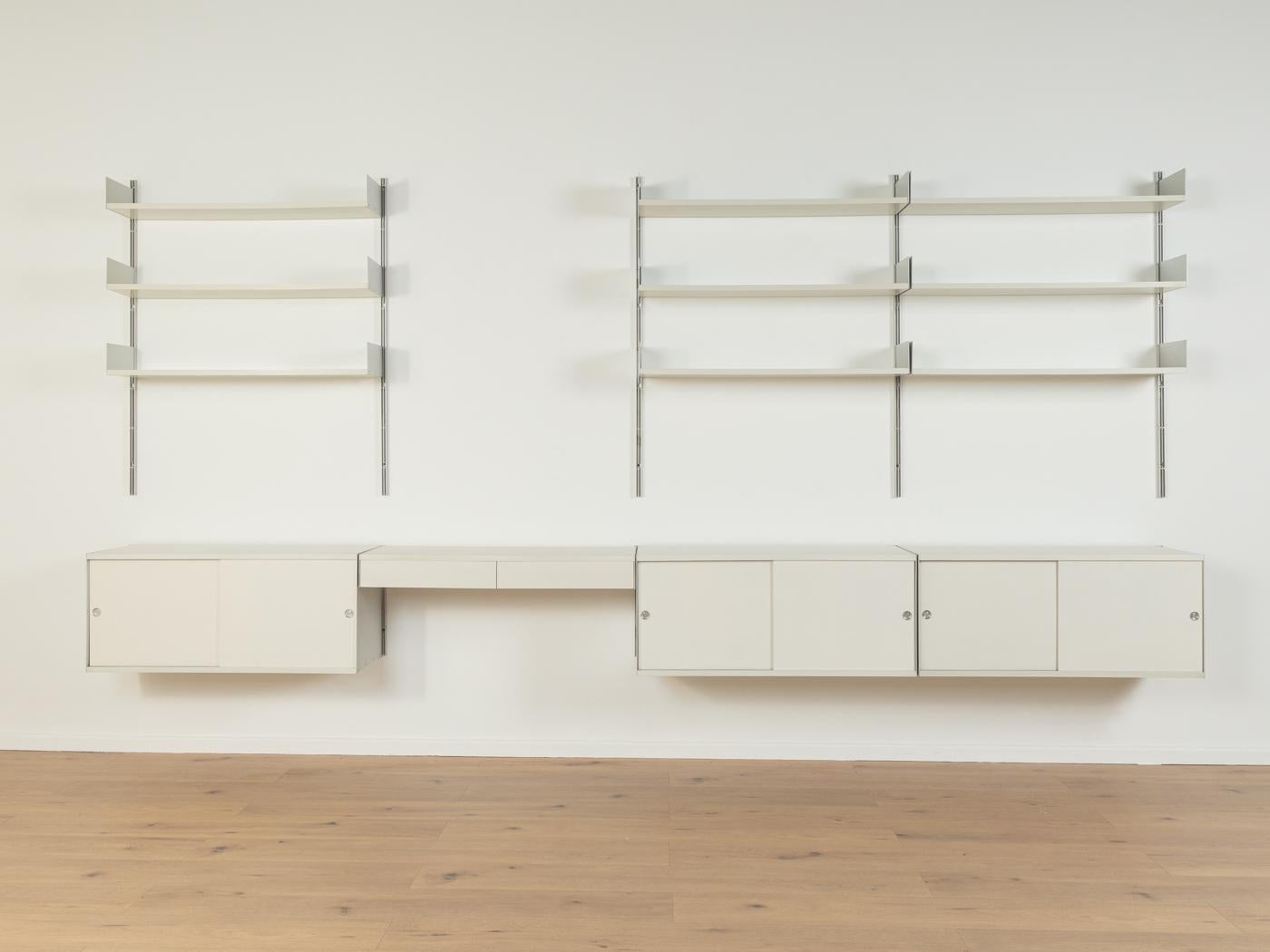 Système d'étagères modulaires 606 de Dieter Rams pour Vitsœ, datant des années 1960. Construction de haute qualité comprenant dix E-Tracks en aluminium, neuf étagères, trois armoires avec portes coulissantes et une étagère avec deux