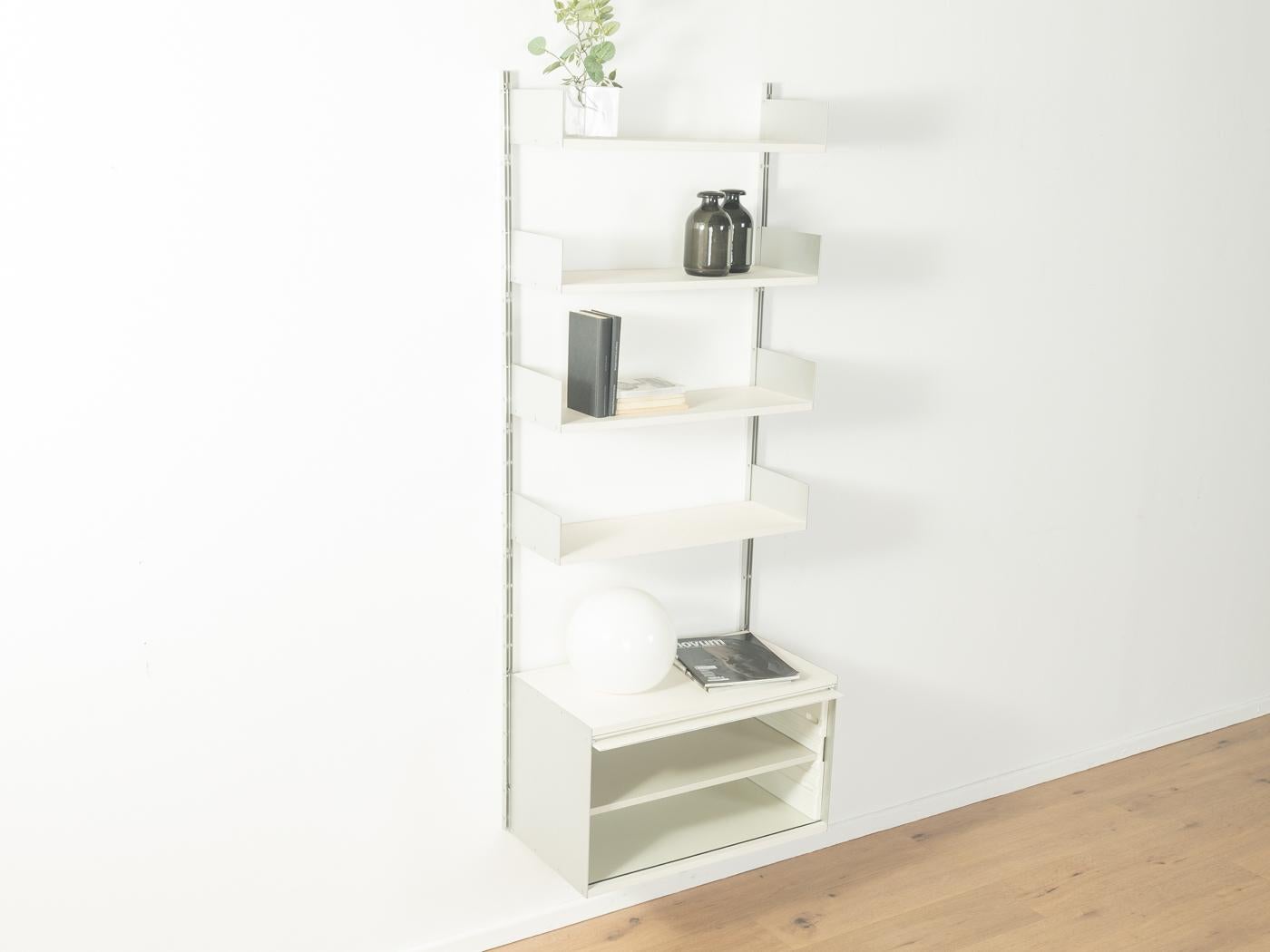 Modular 606 shelving system by Dieter Rams for Vitsœ from the 1960s. High-quality construction consisting of two aluminium E Tracks, four shelves and one container with up and over door.

Quality Features:
accomplished design: perfect proportions