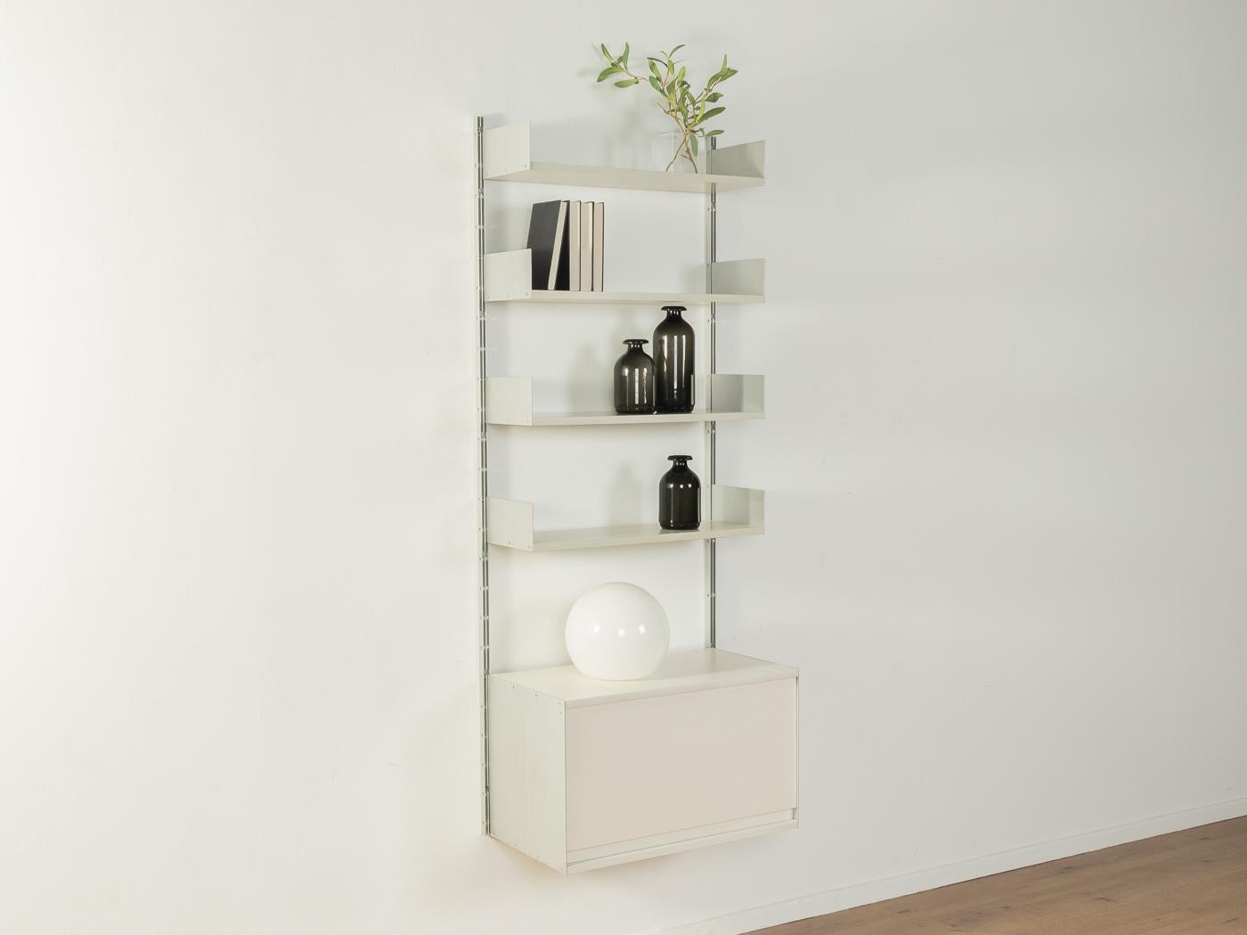 Modular 606 shelving system by Dieter Rams for Vitsœ from the 1960s. High-quality construction consisting of two aluminium E Tracks, four shelves and one container with up and over door.

Quality Features:
accomplished design: perfect proportions