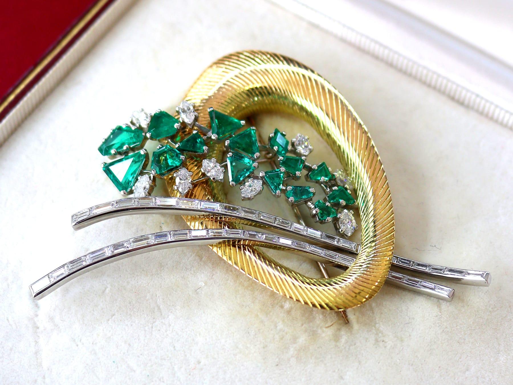 Taille baguette Broche en or jaune et platine avec émeraude de 6,07 carats et diamants de 4,05 carats en vente