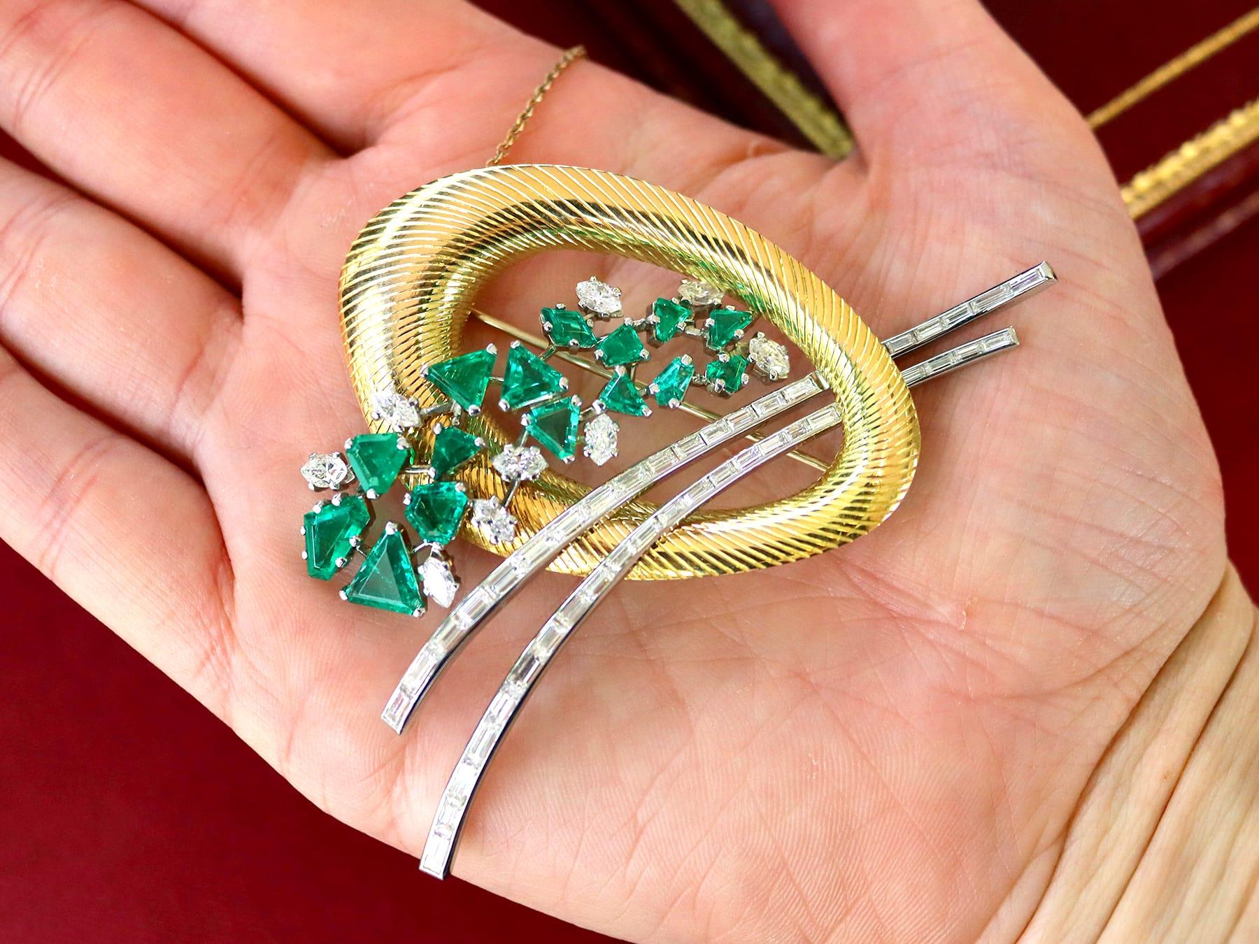 Broche en or jaune et platine avec émeraude de 6,07 carats et diamants de 4,05 carats Excellent état - En vente à Jesmond, Newcastle Upon Tyne