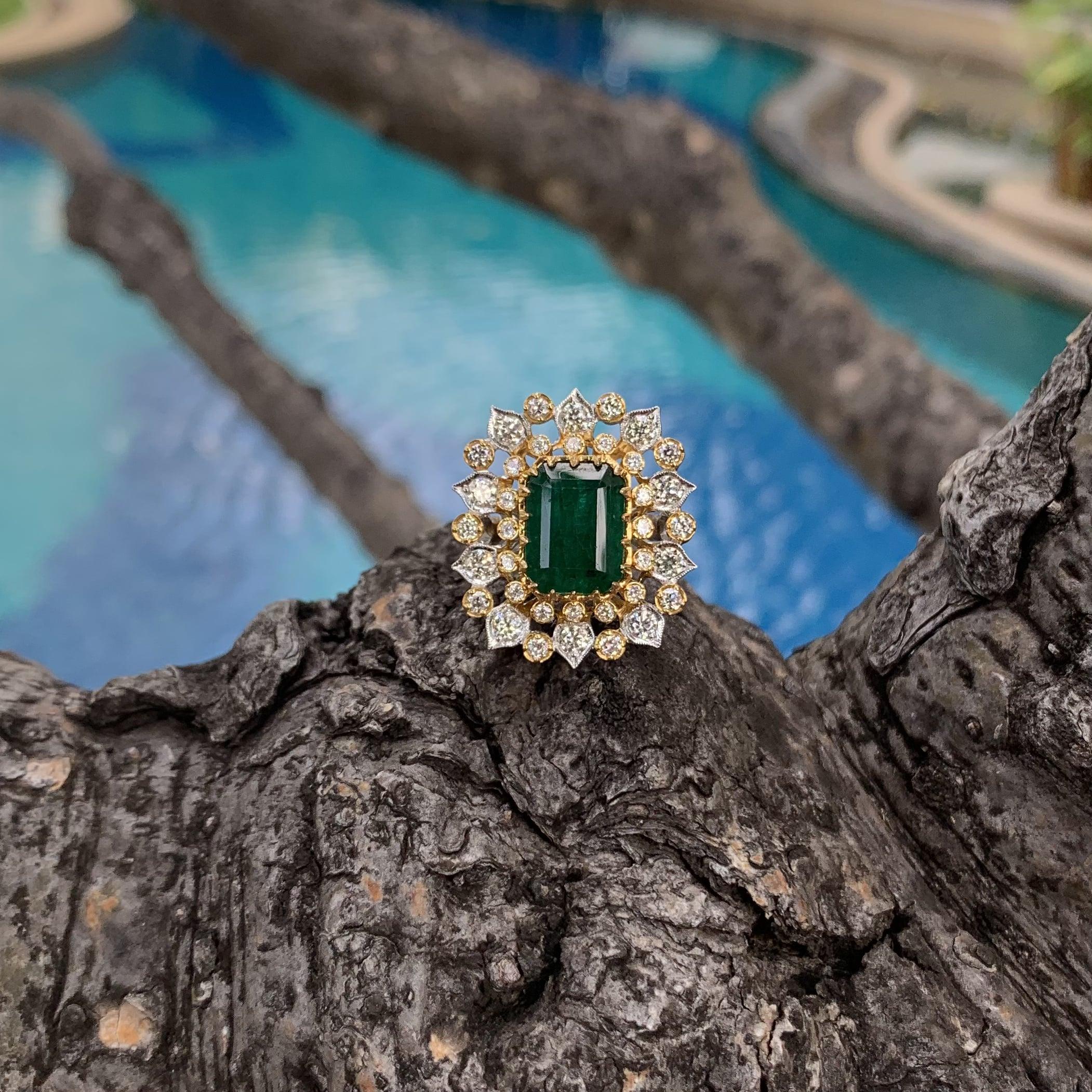 Statement-Ring aus 18 Karat Gold mit 6,07 Karat sambischem Smaragd, 1,51 Karat Diamanten im alten Minenschliff im Zustand „Neu“ in Bangkok, TH