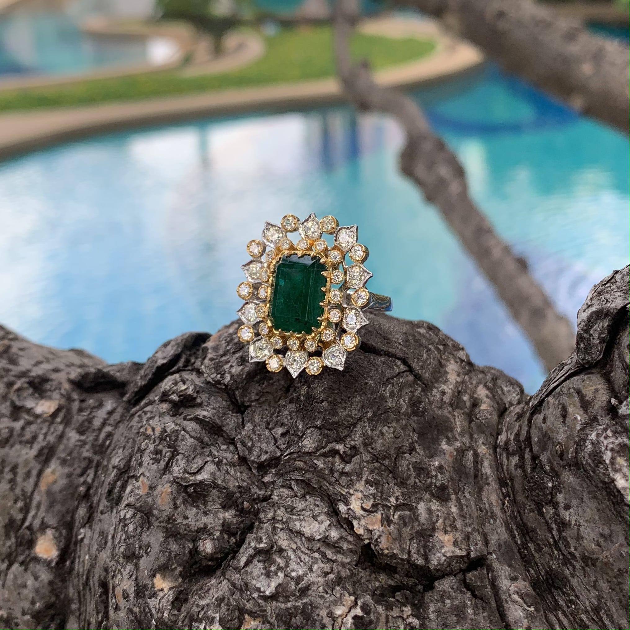 Statement-Ring aus 18 Karat Gold mit 6,07 Karat sambischem Smaragd, 1,51 Karat Diamanten im alten Minenschliff 8